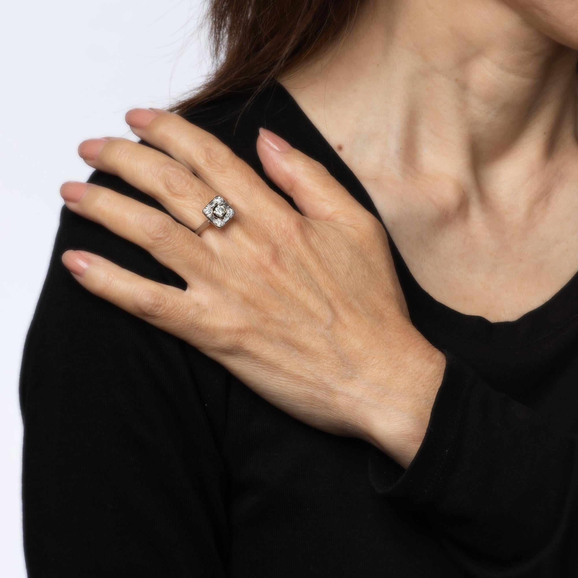 Bague en or blanc 14 carats avec diamants tailles mixtes, taille 6,75, milieu du siècle dernier Pour femmes en vente