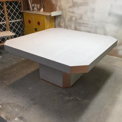 Table de salle à manger moderne à piédestal en bois gris avec accents de cuivre