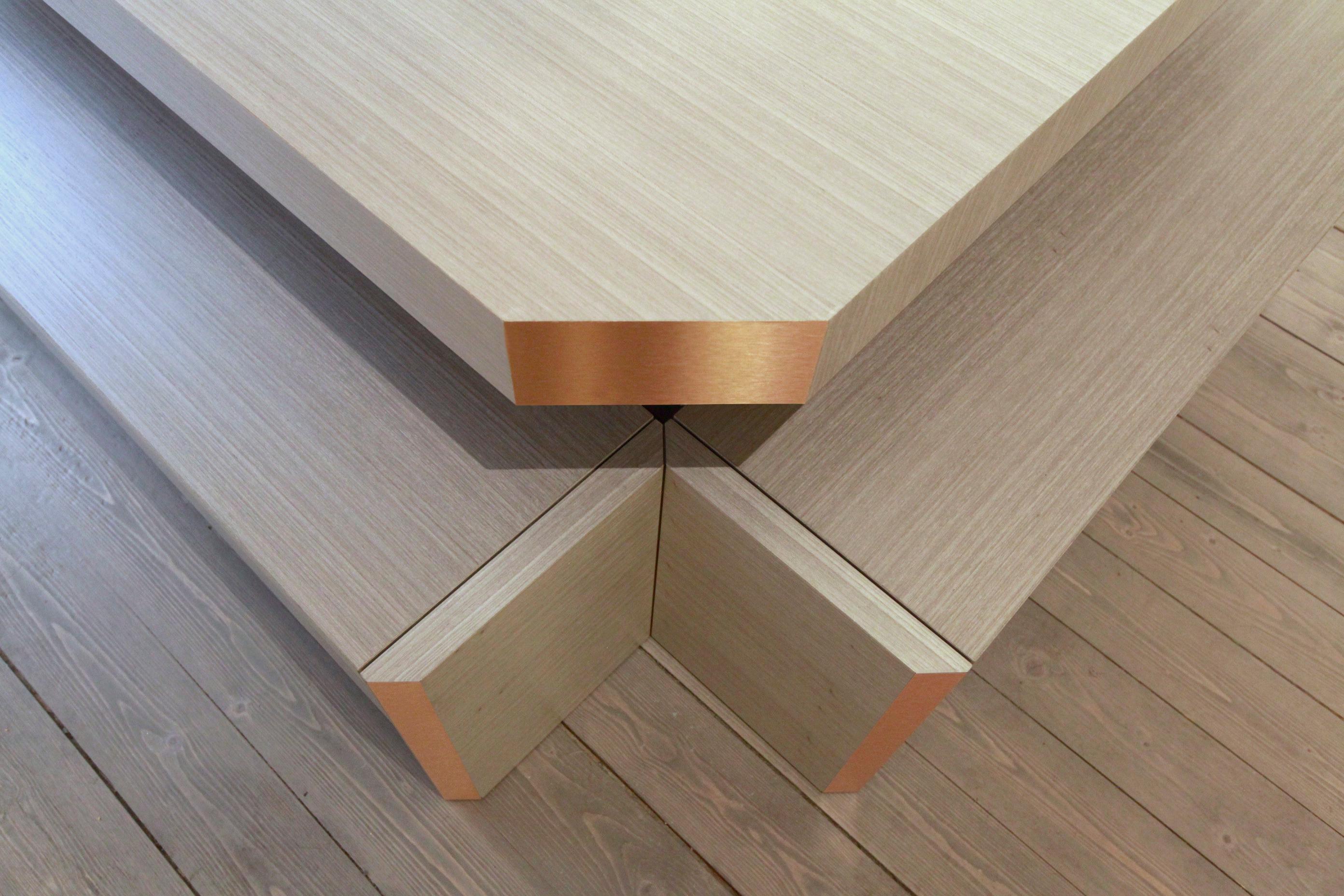 Moderne Table de salle à manger moderne à piédestal en bois gris avec accents de cuivre en vente