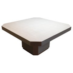 Table de salle à manger moderne à piédestal en bois gris avec accents de cuivre