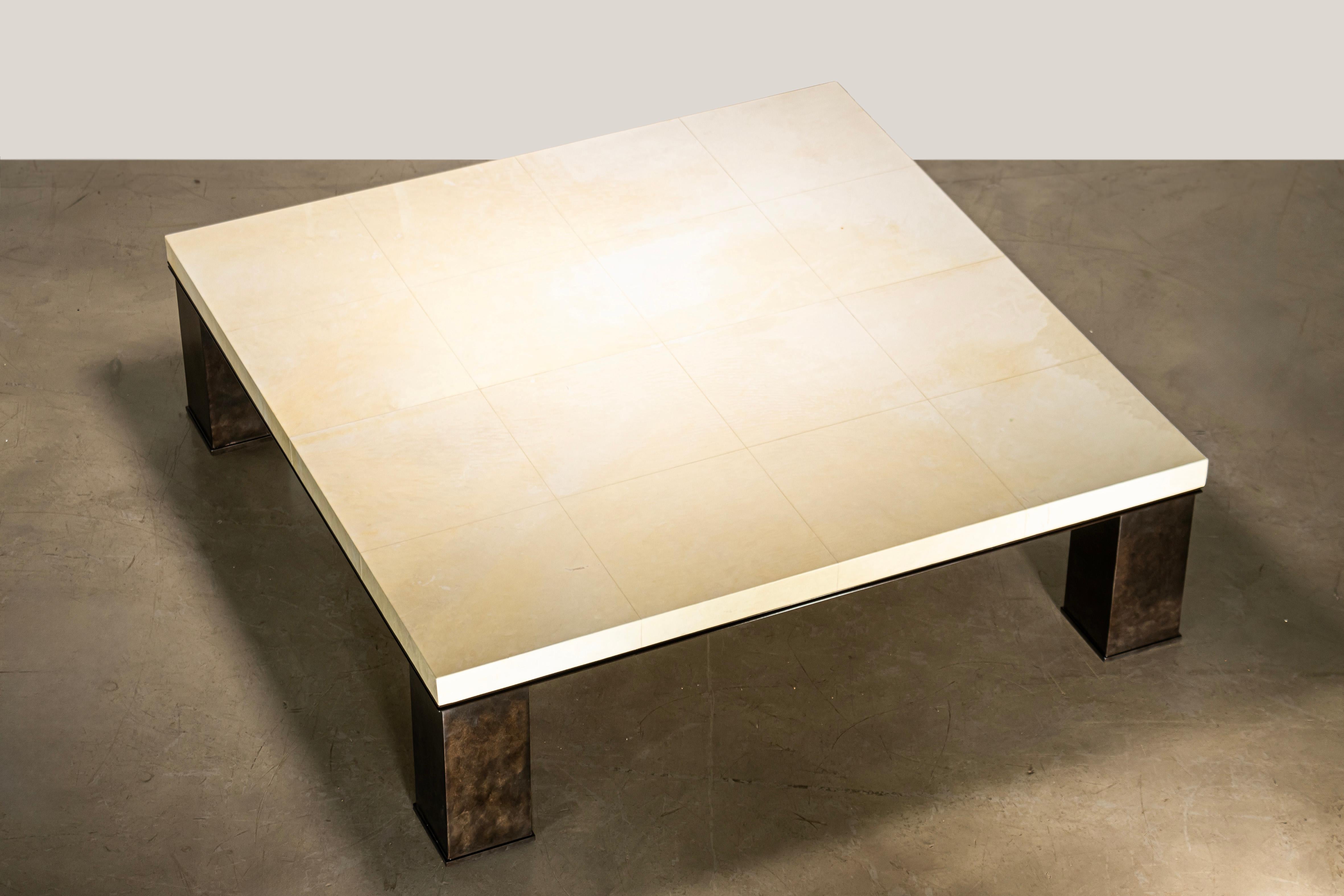 Quadratischer moderner Couchtisch aus Metall und Pergament von Costantini, Michelangelo (Argentinisch) im Angebot