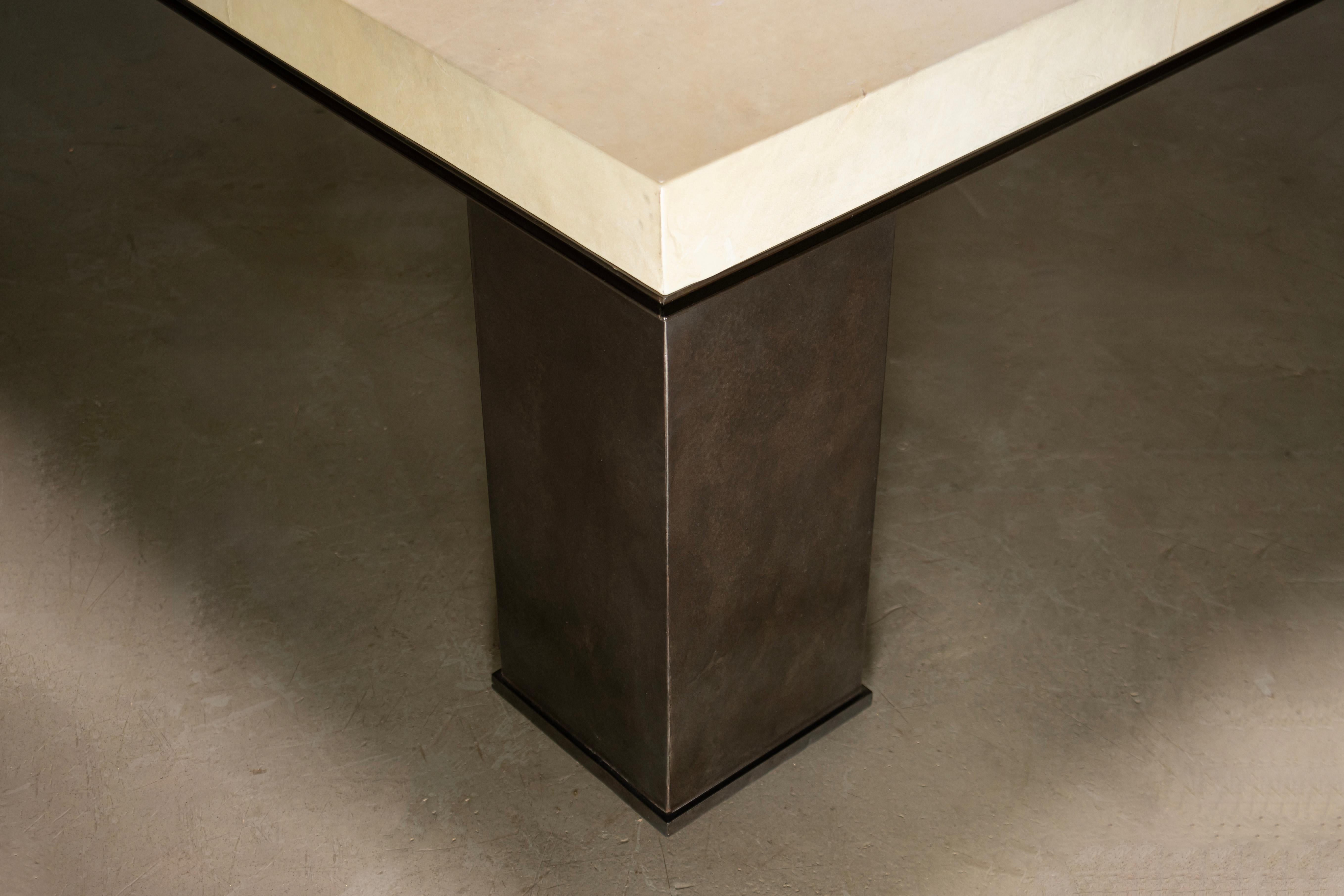 Quadratischer moderner Couchtisch aus Metall und Pergament von Costantini, Michelangelo (21. Jahrhundert und zeitgenössisch) im Angebot