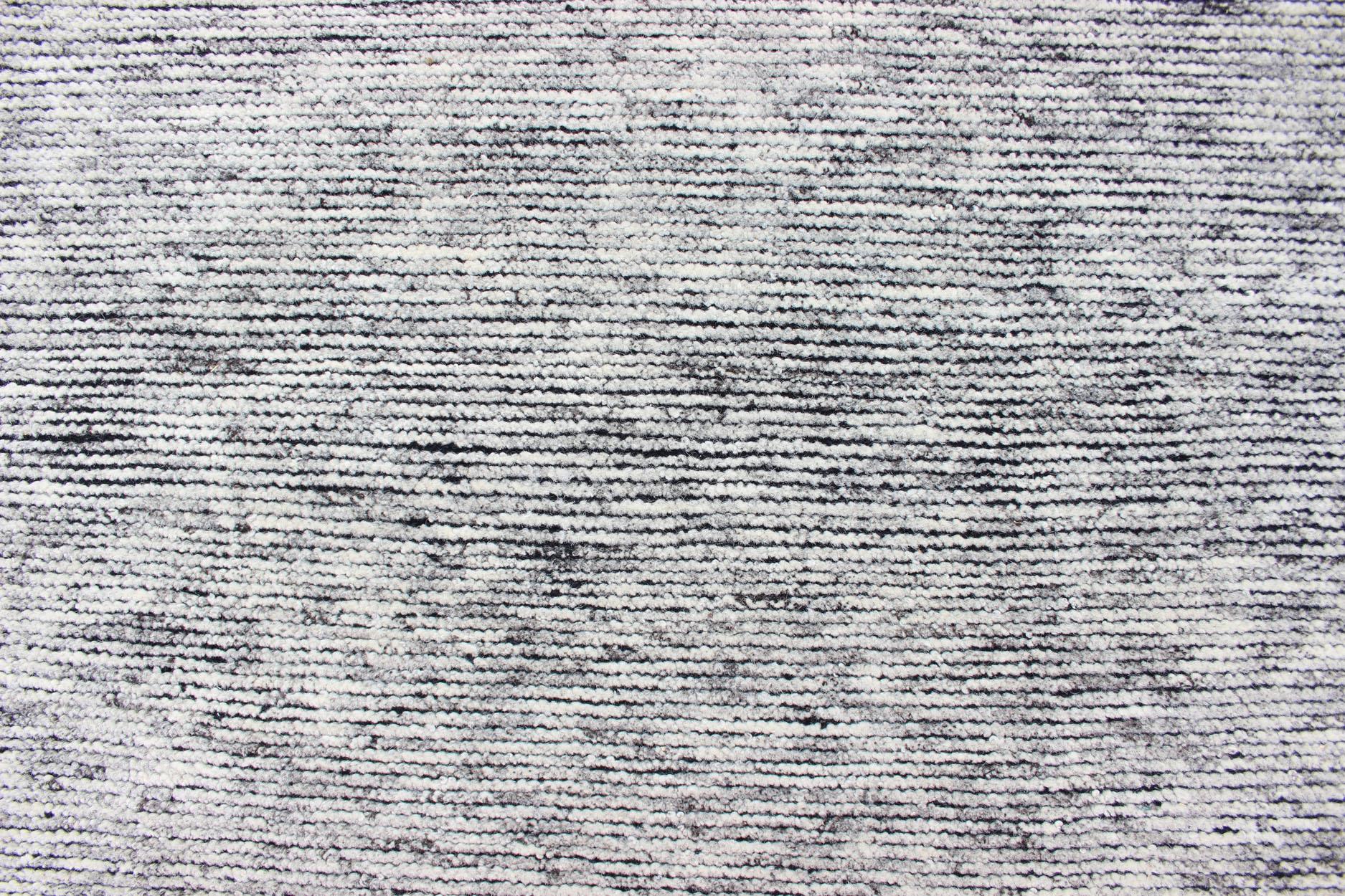Quadratischer moderner quadratischer Teppich in solidweißer Farbe mit abgenutzter Flor und anthrazitfarbenem Schuss im Angebot 4