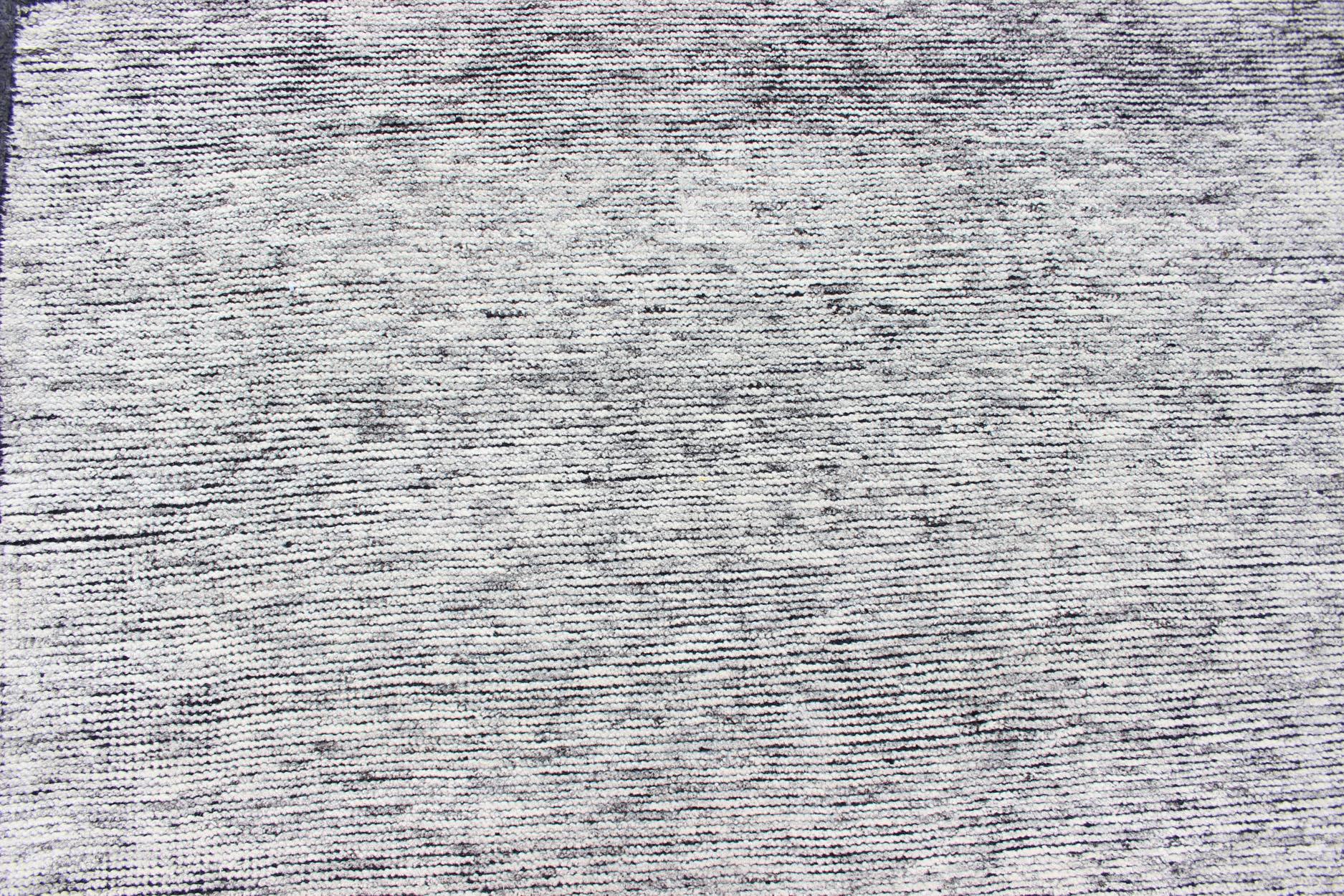 Quadratischer moderner quadratischer Teppich in solidweißer Farbe mit abgenutzter Flor und anthrazitfarbenem Schuss im Angebot 5