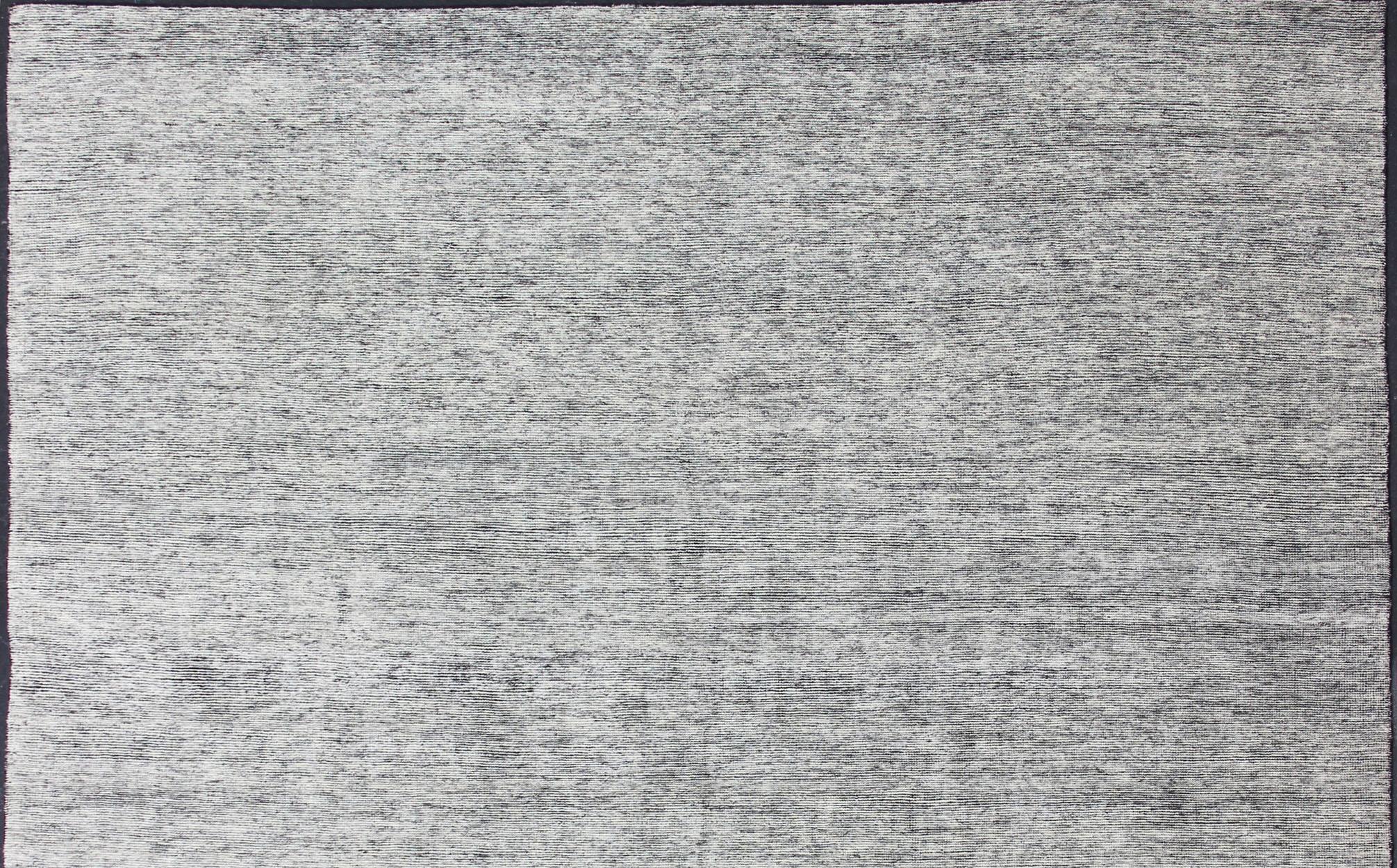 Ein perfekter, quadratischer, moderner Teppich in minimalistischer, weißer Farbe und strapaziertem Flor. Teppich /HN-1043-J2-, Herkunftsland / Typ: Indien / moderner Florteppich.

 Mit einer einzigartigen Mischung aus historischem und modernem