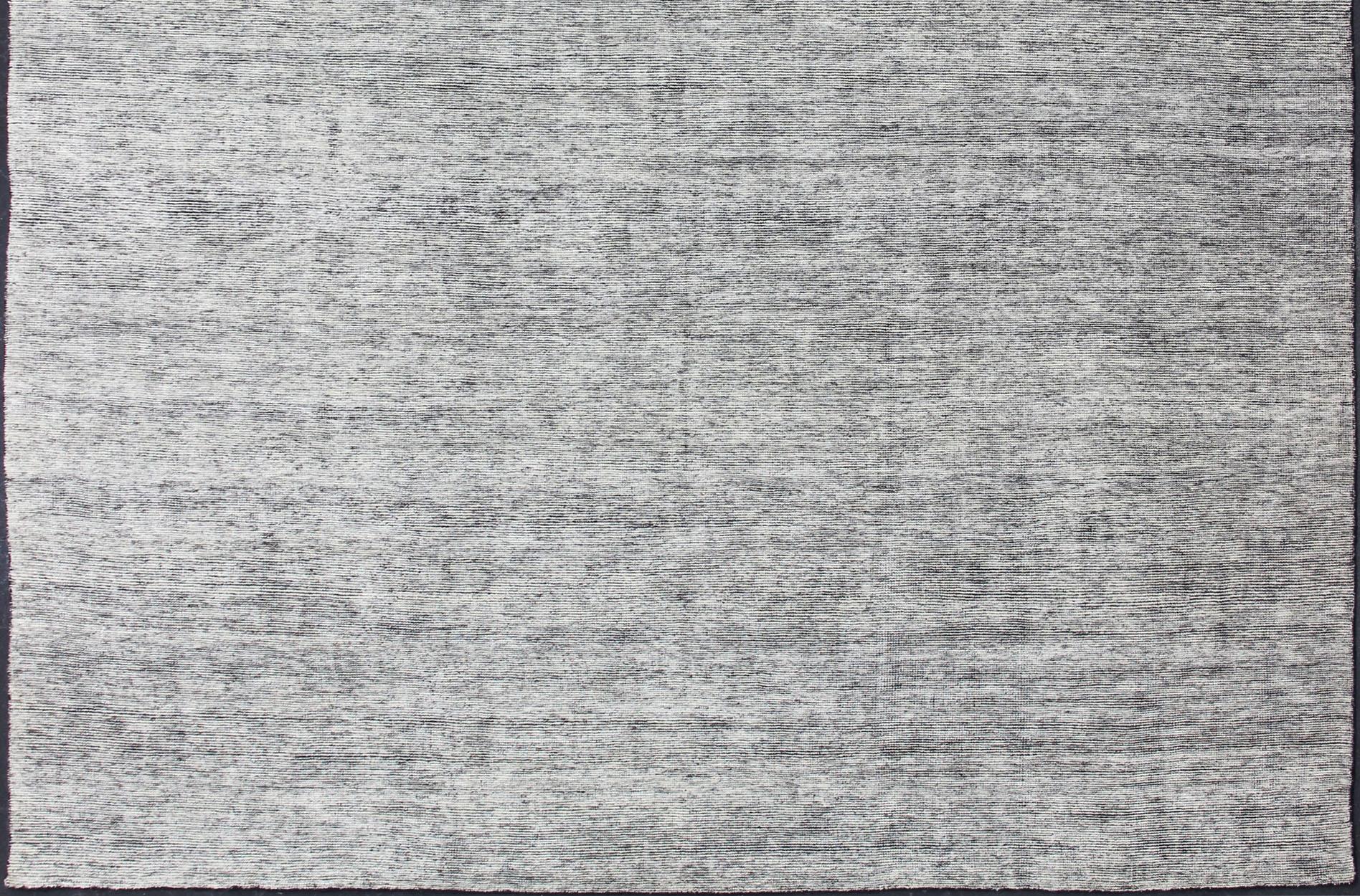 Quadratischer moderner quadratischer Teppich in solidweißer Farbe mit abgenutzter Flor und anthrazitfarbenem Schuss (Indisch) im Angebot