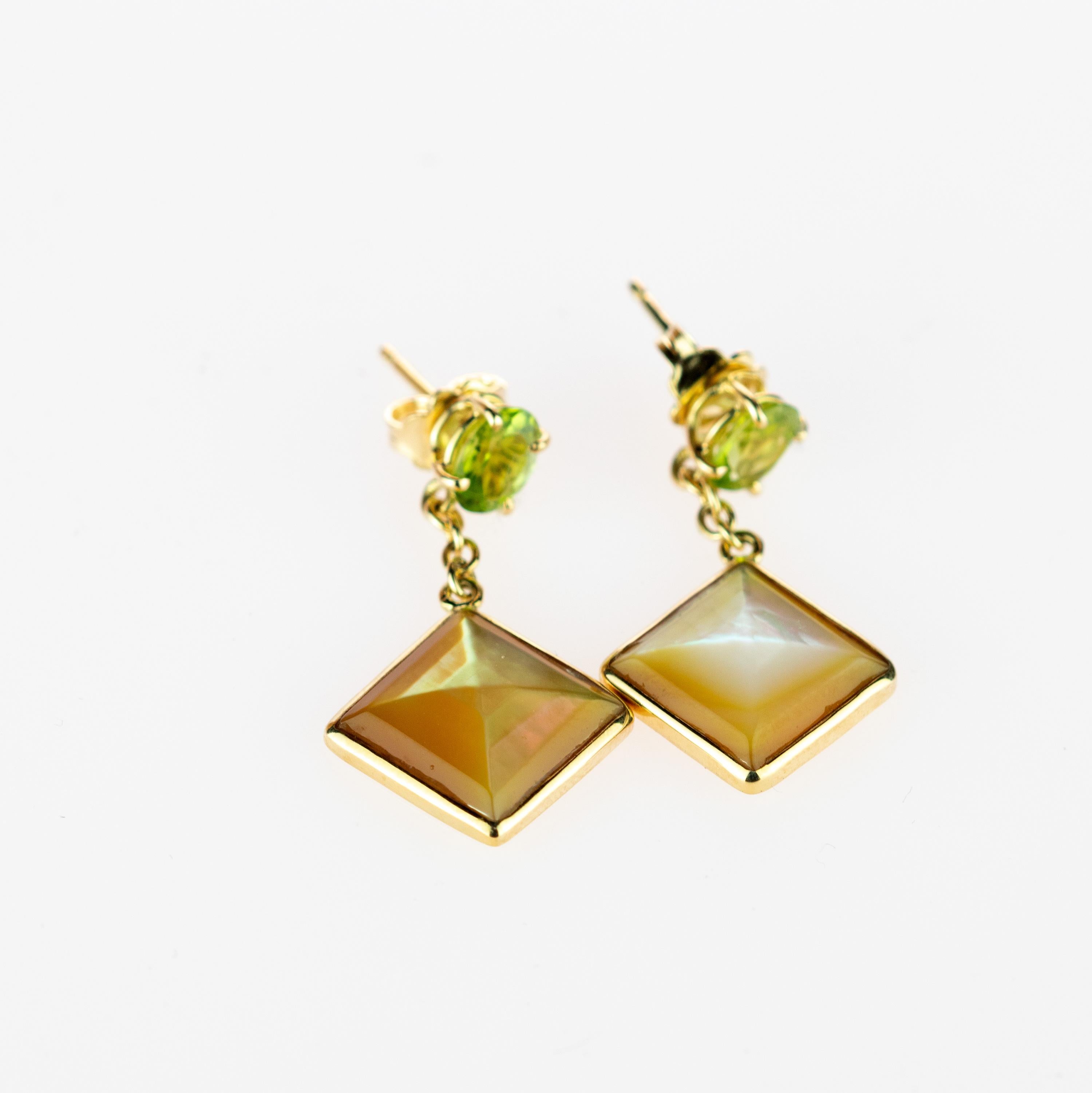Square Mother Pearl Natural Peridot 18 Karat Yellow Gold Chic Drop Earrings In New Condition For Sale In Milano, IT