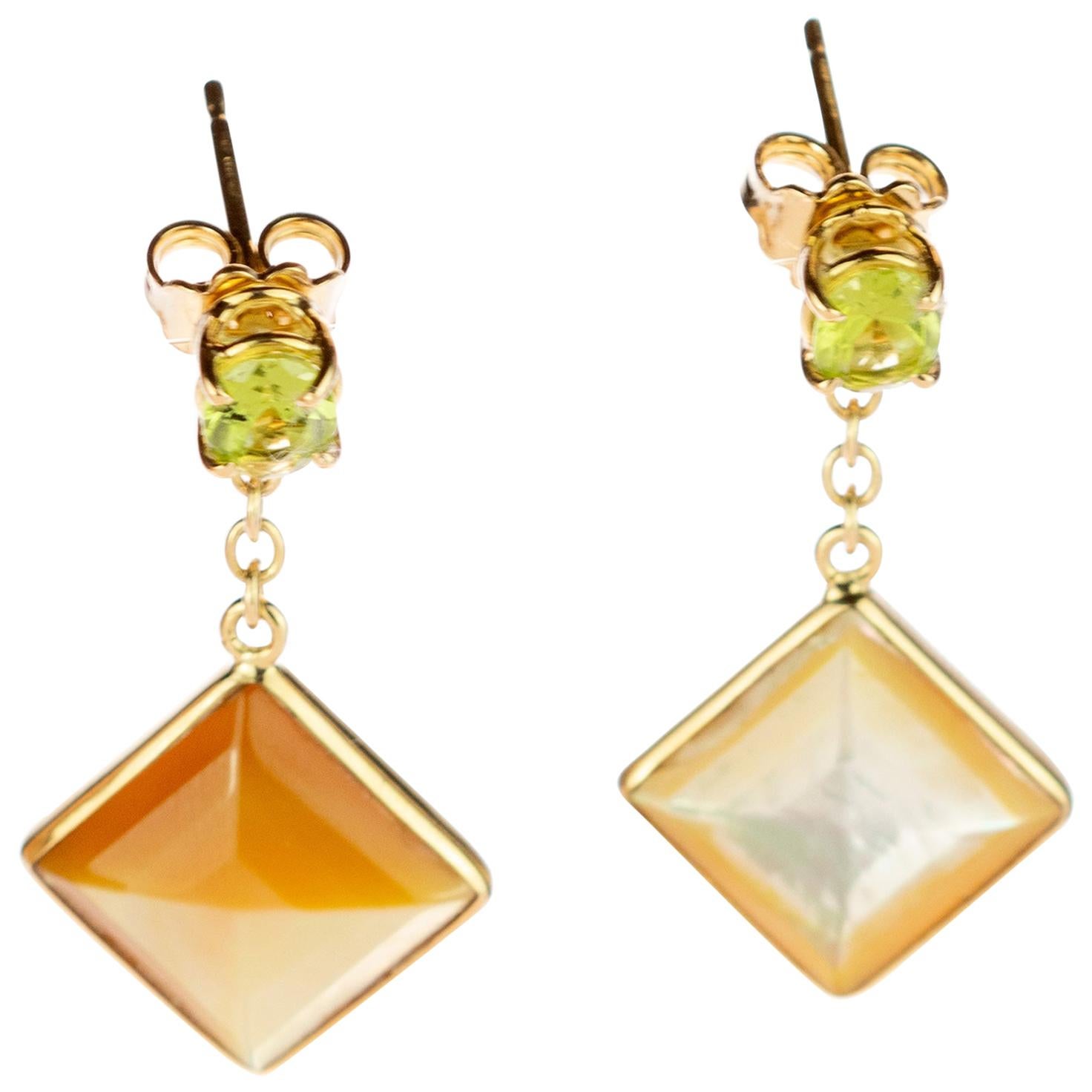 Orecchini quadrati di perle Mother Nature, peridoto naturale, in oro giallo 18 carati.