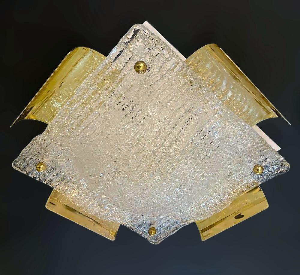 Vintage Italian flush mount or wall light with a single square graniglia Murano glass shade, mounted on white metal frame with brass details / Made in Italy in the style of Mazzega, circa 1960s
Measures: width 14.5 inches, length 14.5 inches, height