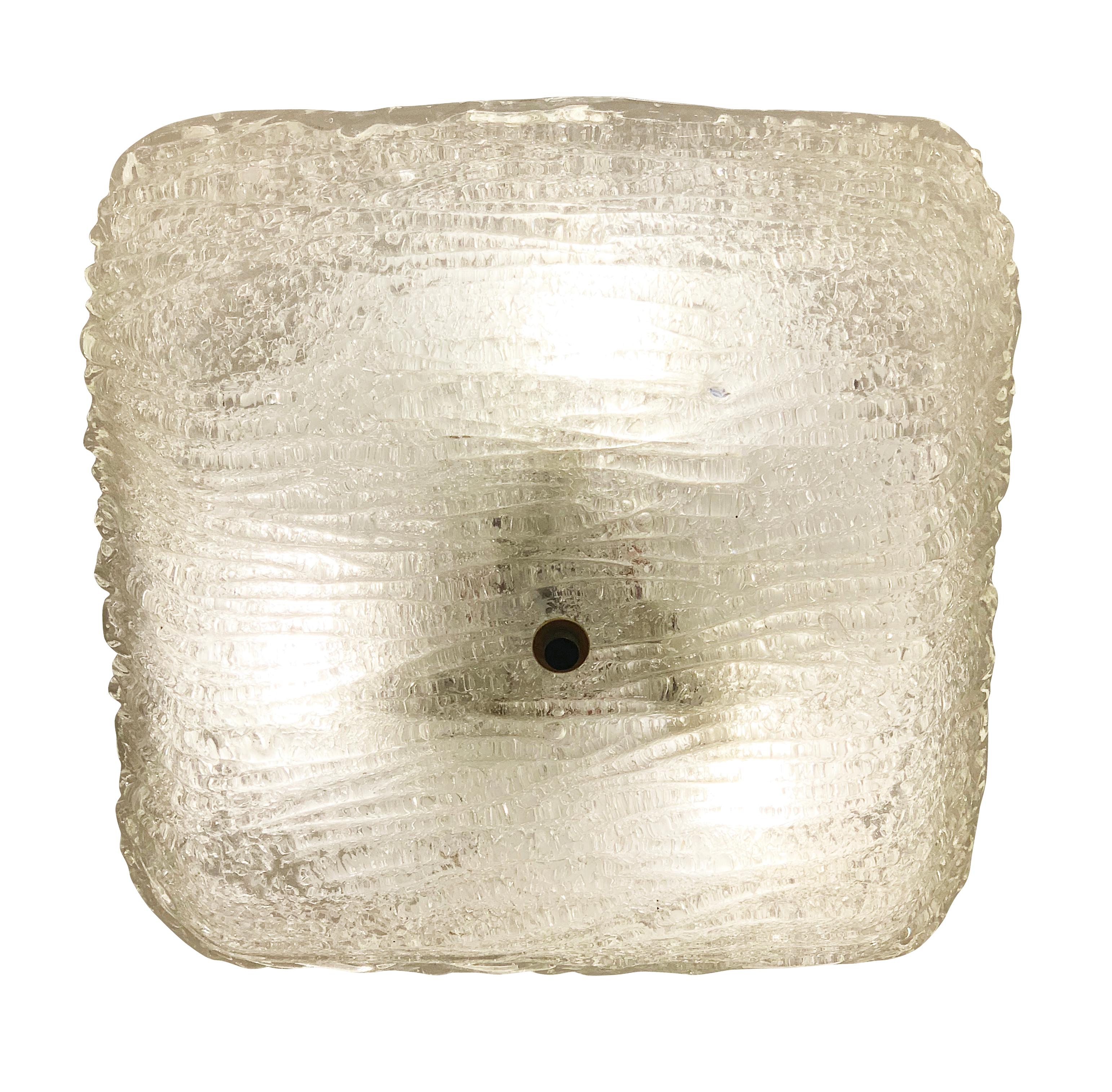 Quadratische italienische Mid-Century-Einbauleuchte aus strukturiertem Murano-Glas. Fasst drei Lichtquellen.

Zustand: Ausgezeichneter Vintage-Zustand, leichte Abnutzungserscheinungen durch Alter und Gebrauch.

Breite: 13