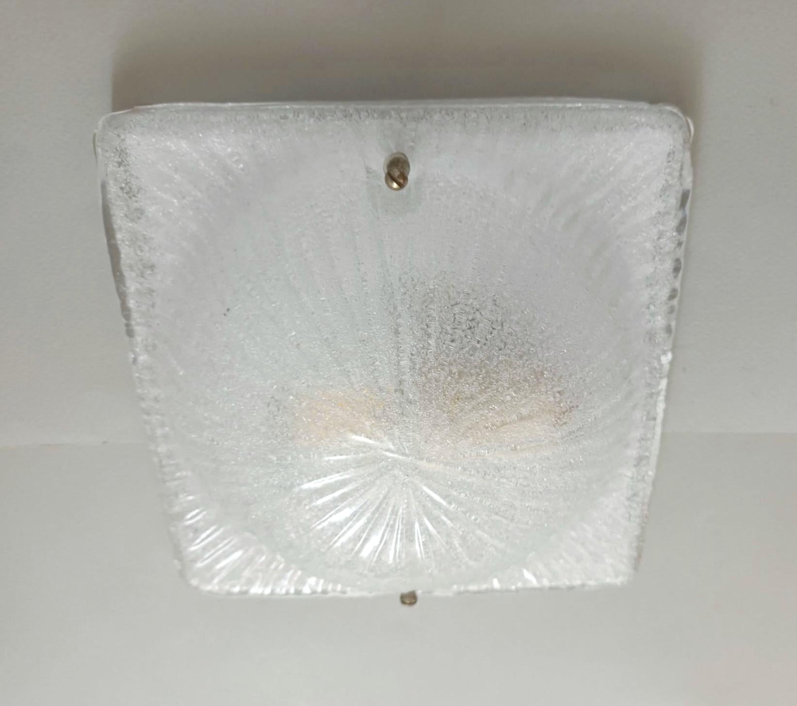 Vintage Italienische Unterputz- oder Wandleuchte mit einem einzelnen quadratischen Graniglia Murano Glasschirm / Hergestellt in Italien im Stil von Mazzega, ca. 1960er Jahre
Maße: Breite 8 Zoll, Länge 8 Zoll, Höhe 3 Zoll
1 Leuchte / Typ E26 oder E27