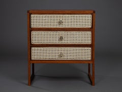 La table de nuit The Square. Wood Wood et paille naturelle Design/One par Amilcar Oliveira