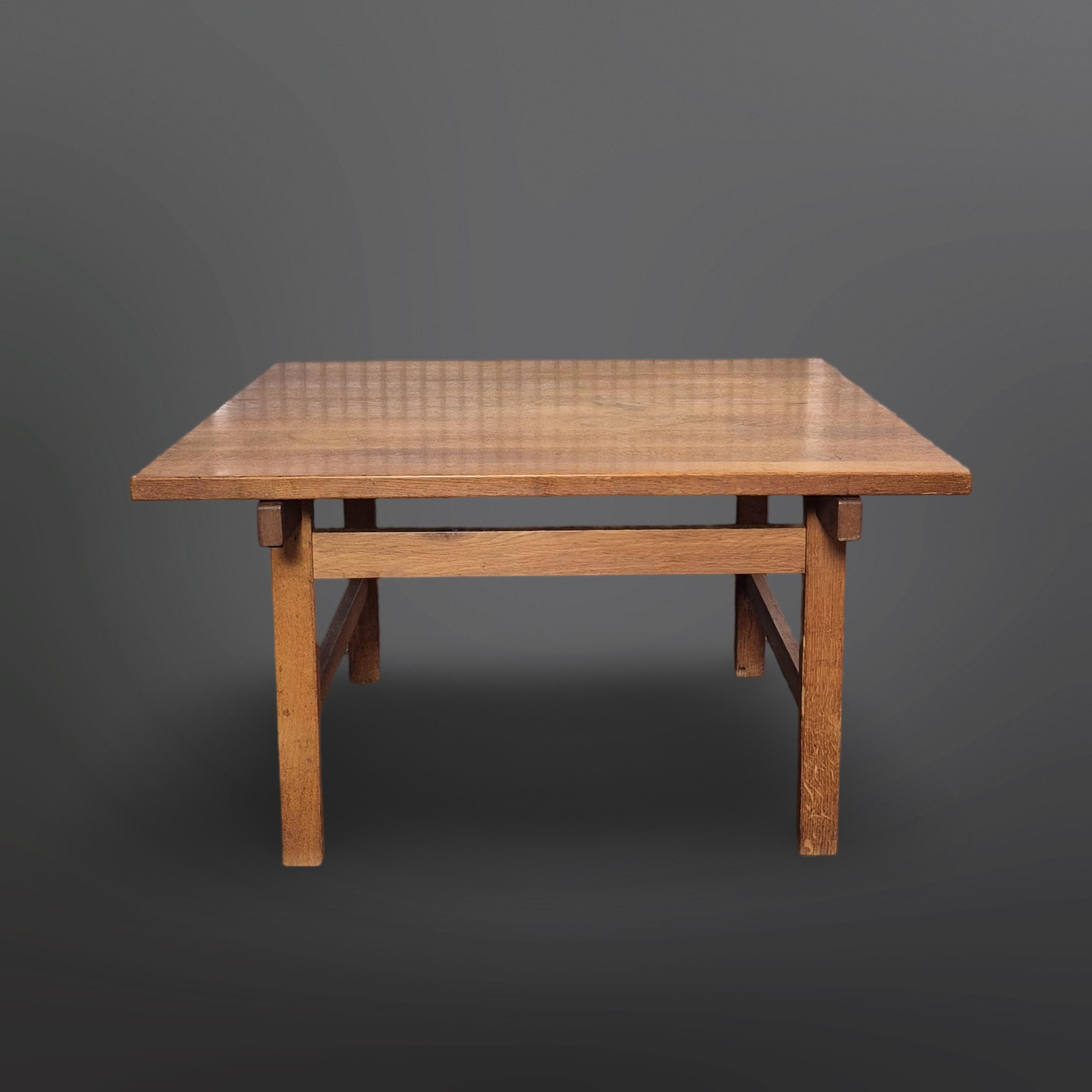 Table basse carrée originale. Conçu par Hans J. Wegner pour Andreas Tuck Danemark. Fabriqué en chêne massif. Très bon état.