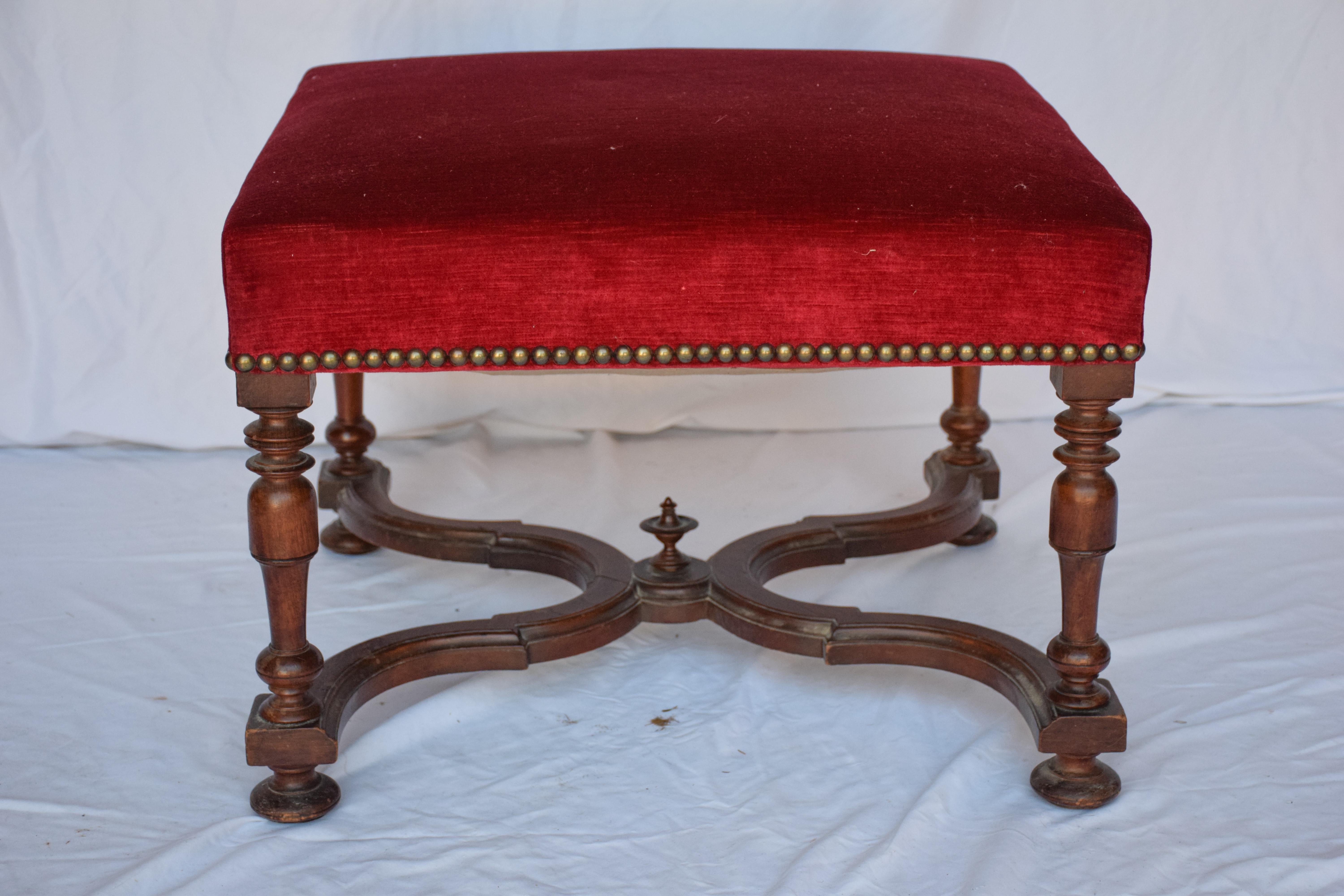 Elegant Oak Upholstered Ottoman In Good Condition For Sale In Houston, TX