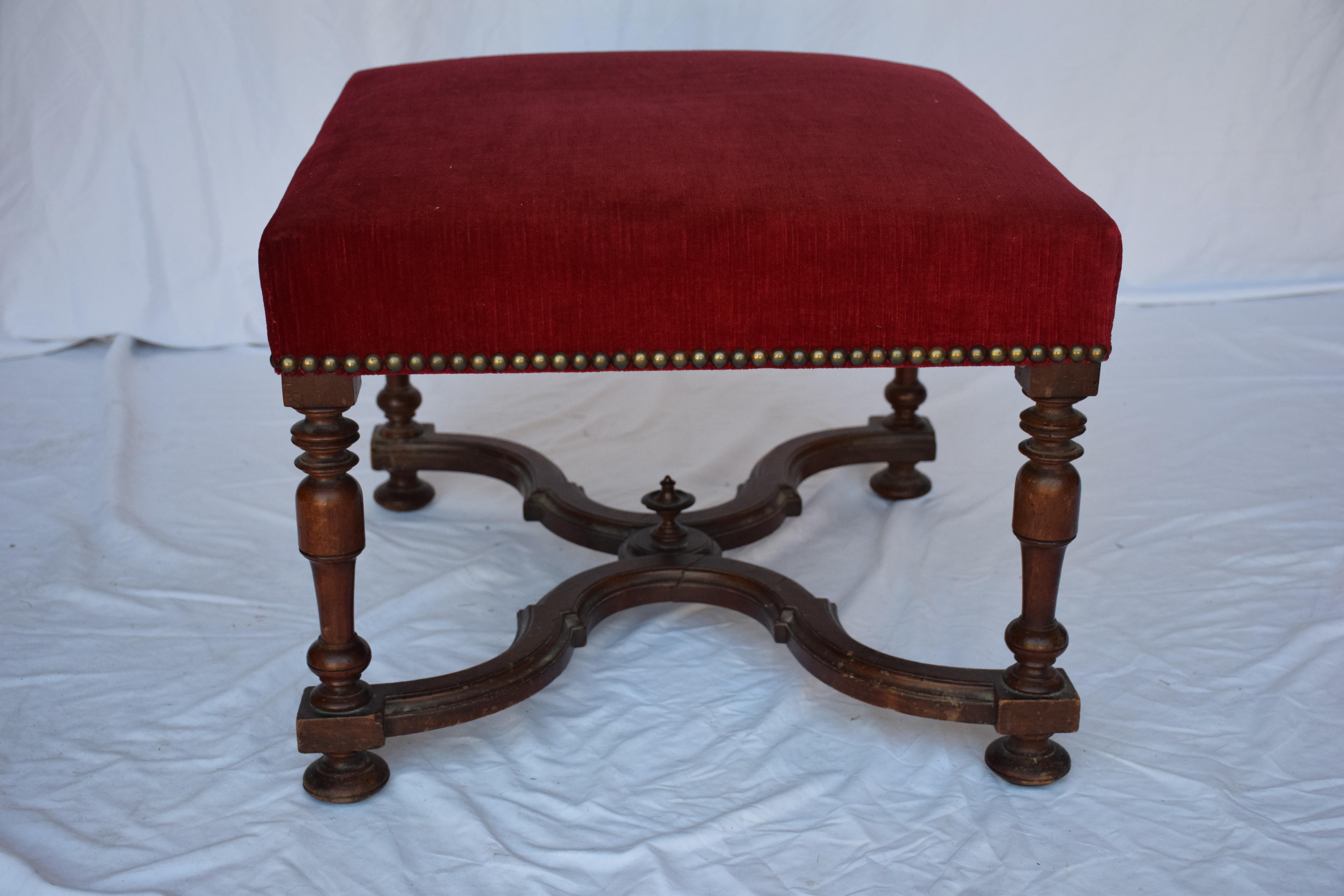 Elegant Oak Upholstered Ottoman For Sale 3
