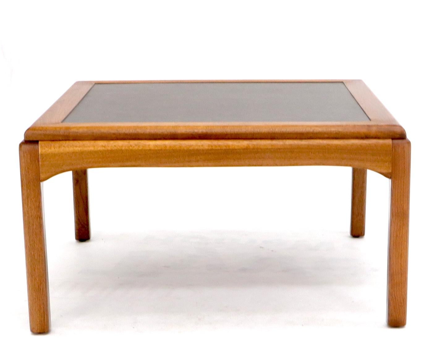 Mid-Century Modern Table basse carrée en noyer huilé avec plateau en fausse ardoise en vente