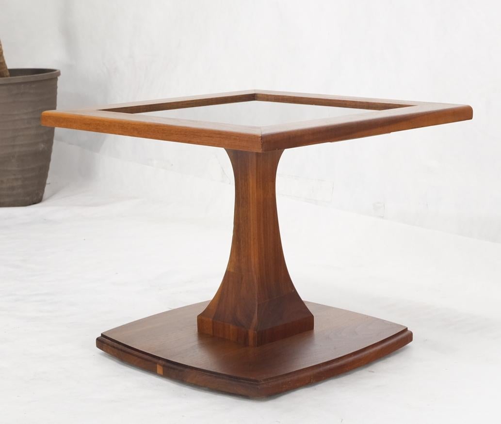 Quadratischer geölter Nussbaum Spiegel Kachel Top Occasional Side End Table Stand Figural Base (Moderne der Mitte des Jahrhunderts) im Angebot