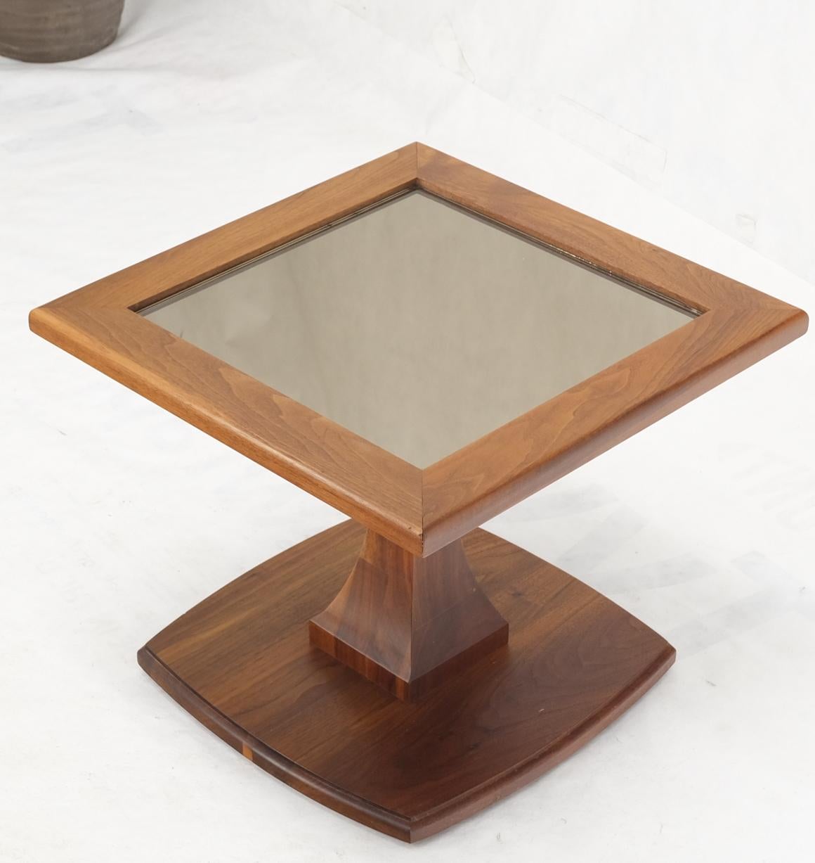 Quadratischer geölter Nussbaum Spiegel Kachel Top Occasional Side End Table Stand Figural Base (amerikanisch) im Angebot