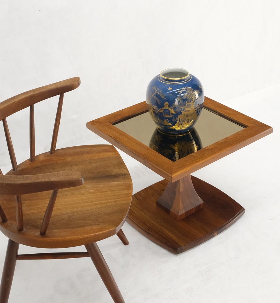 Quadratischer geölter Nussbaum Spiegel Kachel Top Occasional Side End Table Stand Figural Base (20. Jahrhundert) im Angebot