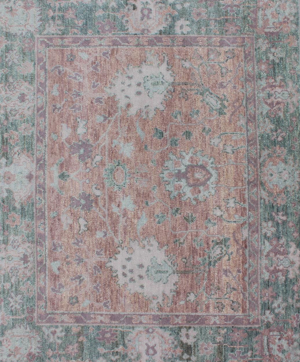 Noué à la main Tapis carré au design Oushak en vert clair, rose et corail avec motif sur toute sa surface en vente