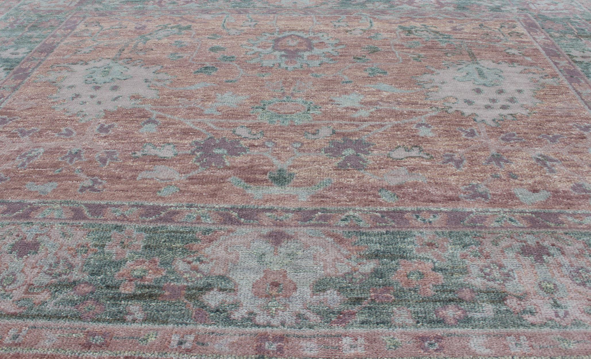 Laine Tapis carré au design Oushak en vert clair, rose et corail avec motif sur toute sa surface en vente