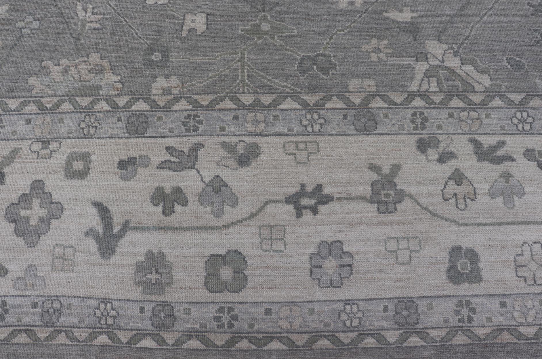 Tappeto Oushak quadrato in grigio freddo e avorio con raffinato motivo floreale 12'0 x 12'4 in vendita 4