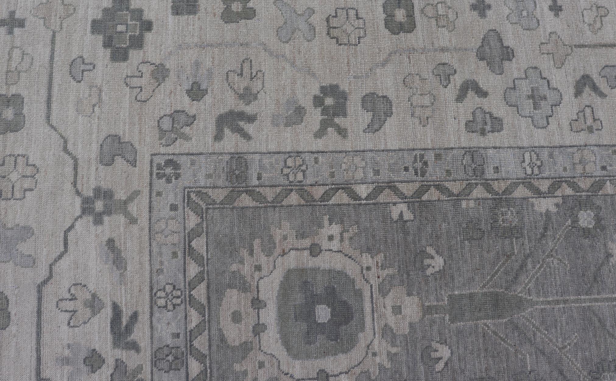 Tappeto Oushak quadrato in grigio freddo e avorio con raffinato motivo floreale 12'0 x 12'4 in vendita 5
