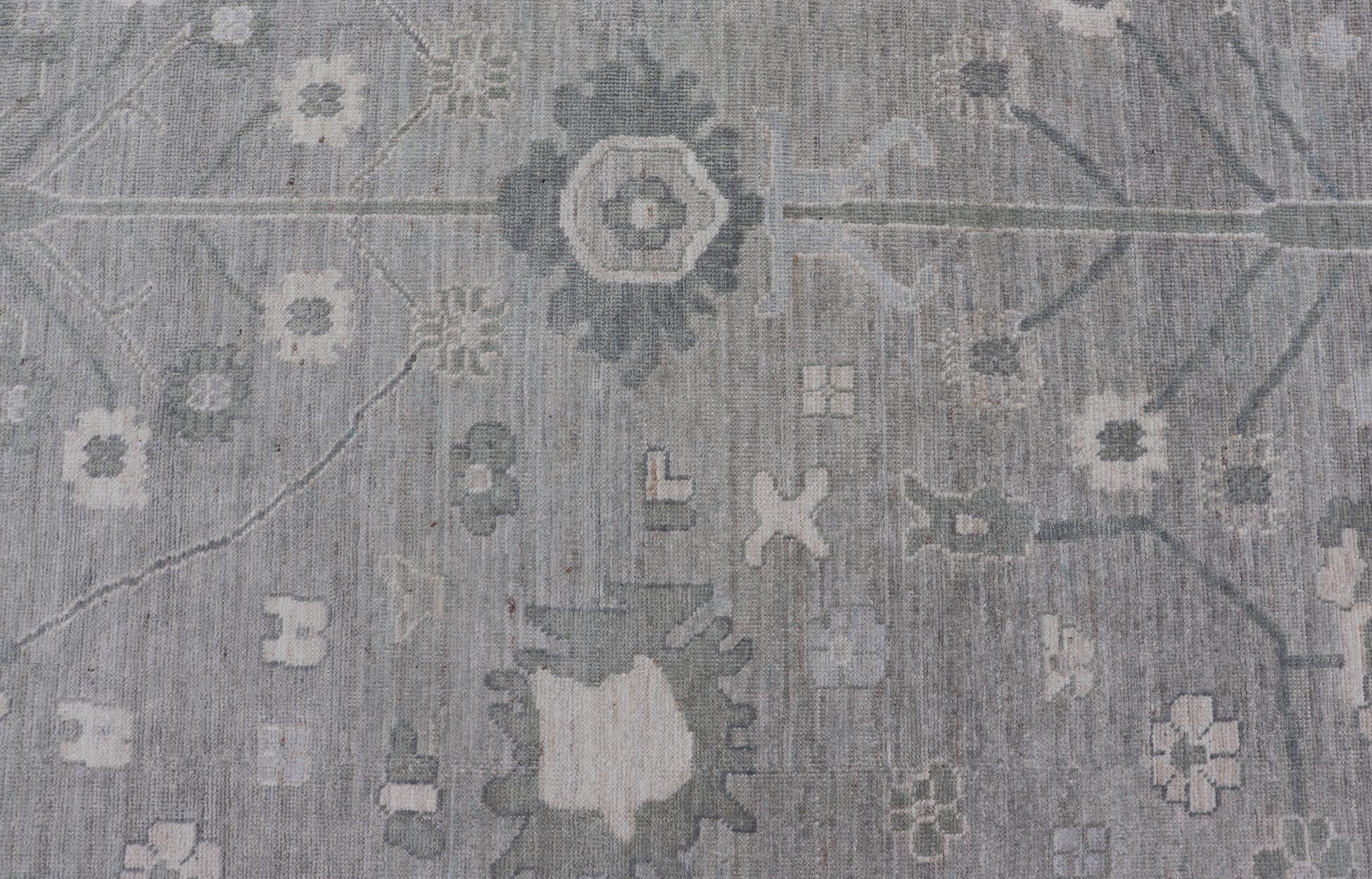 Tappeto Oushak quadrato in grigio freddo e avorio con raffinato motivo floreale 12'0 x 12'4 in vendita 6