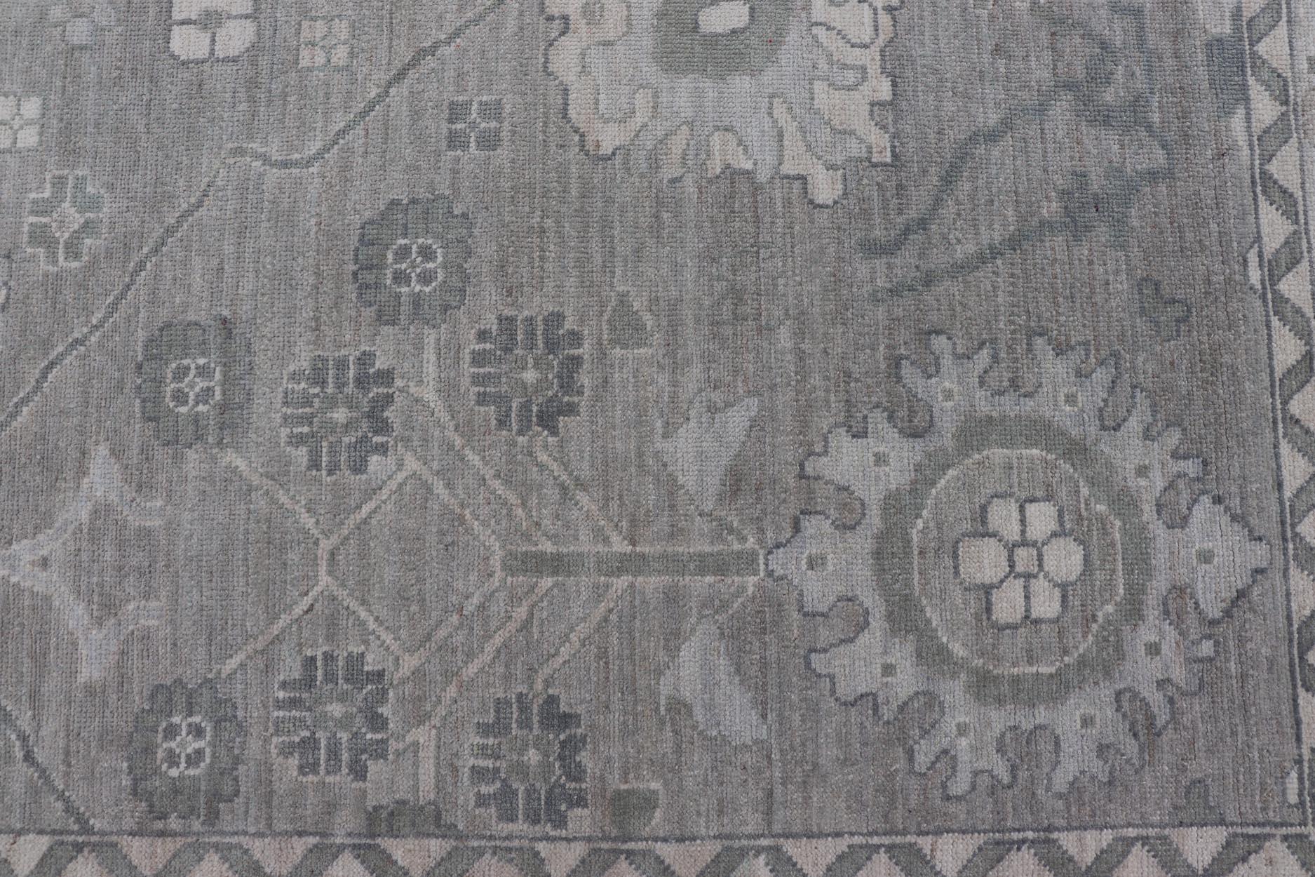 Misure: 12'0 x 12'4 

Tappeto Oushak quadrato in grigio e avorio con raffinati motivi floreali 12'0 x 12'4. Keivan Woven Arts. tappeto /AWR-40 / Inizio 21° secolo, Oushak moderno.

Questo tappeto quadrato Oushak presenta una tavolozza rilassante di