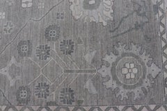 Quadratischer Oushak-Teppich in kühlem Grau und Elfenbein mit raffiniertem Allover-Floral 12'0 x 12'4
