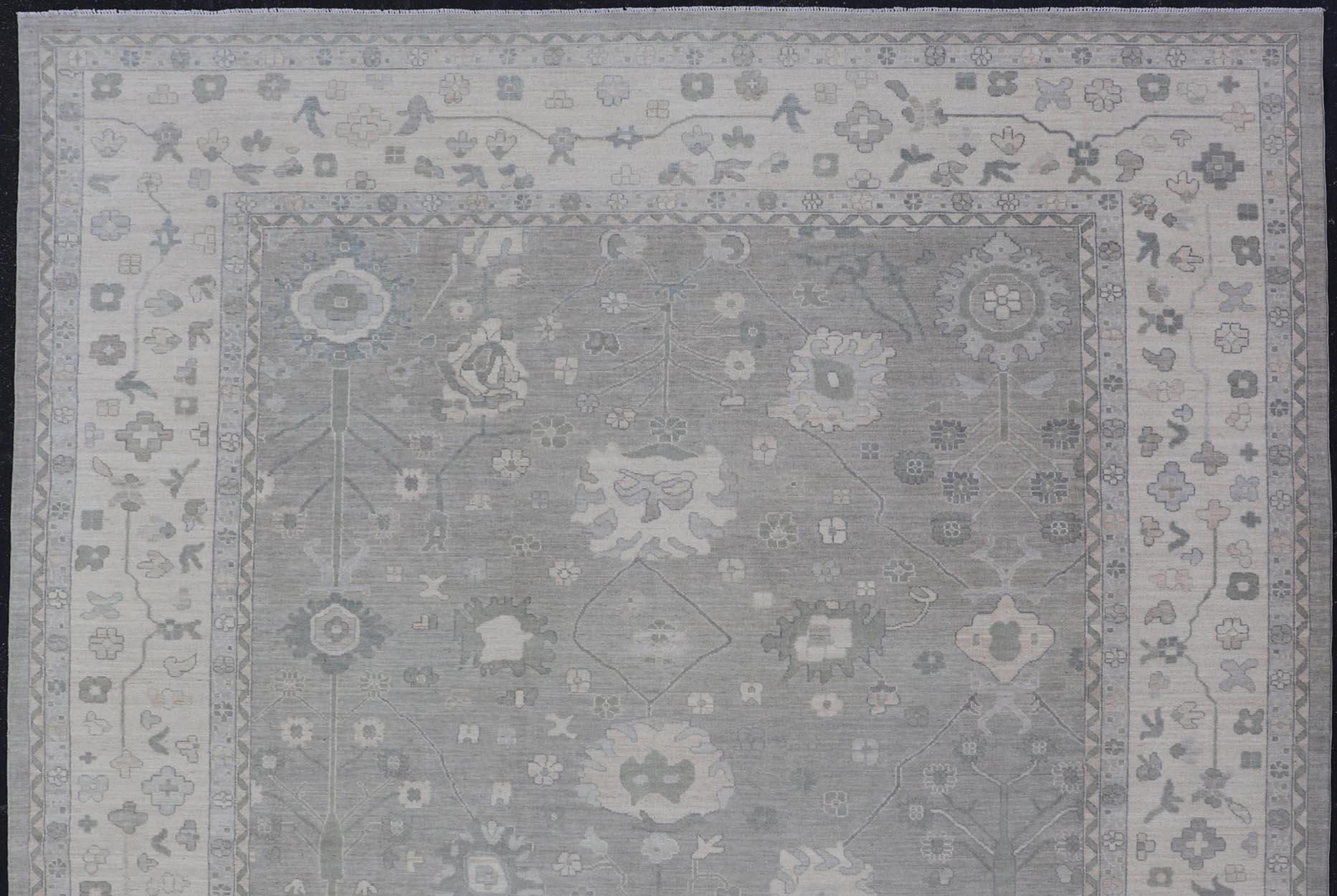 Afghano Tappeto Oushak quadrato in grigio freddo e avorio con raffinato motivo floreale 12'0 x 12'4 in vendita