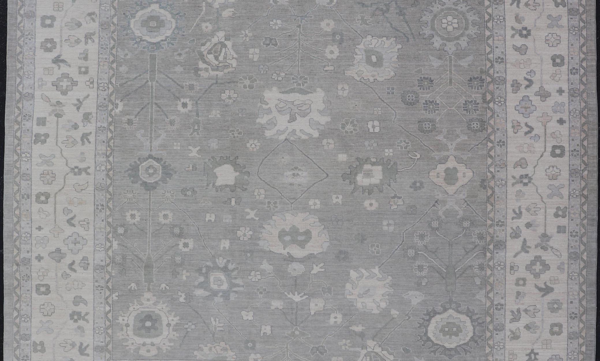 Annodato a mano Tappeto Oushak quadrato in grigio freddo e avorio con raffinato motivo floreale 12'0 x 12'4 in vendita