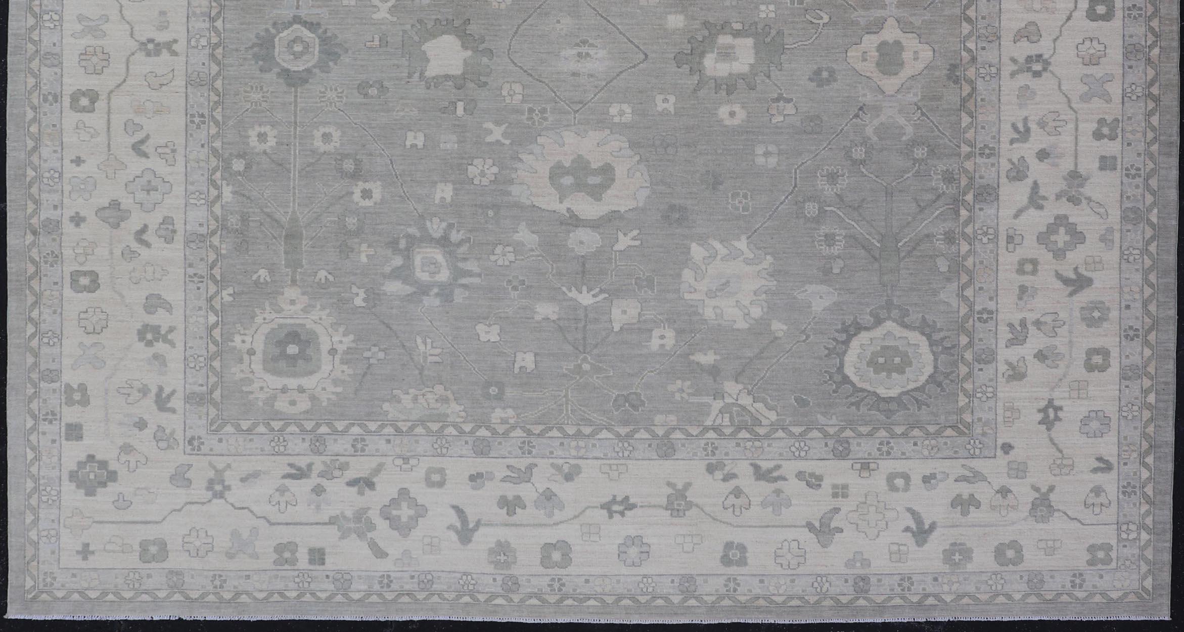 Tappeto Oushak quadrato in grigio freddo e avorio con raffinato motivo floreale 12'0 x 12'4 In condizioni ottime in vendita a Atlanta, GA