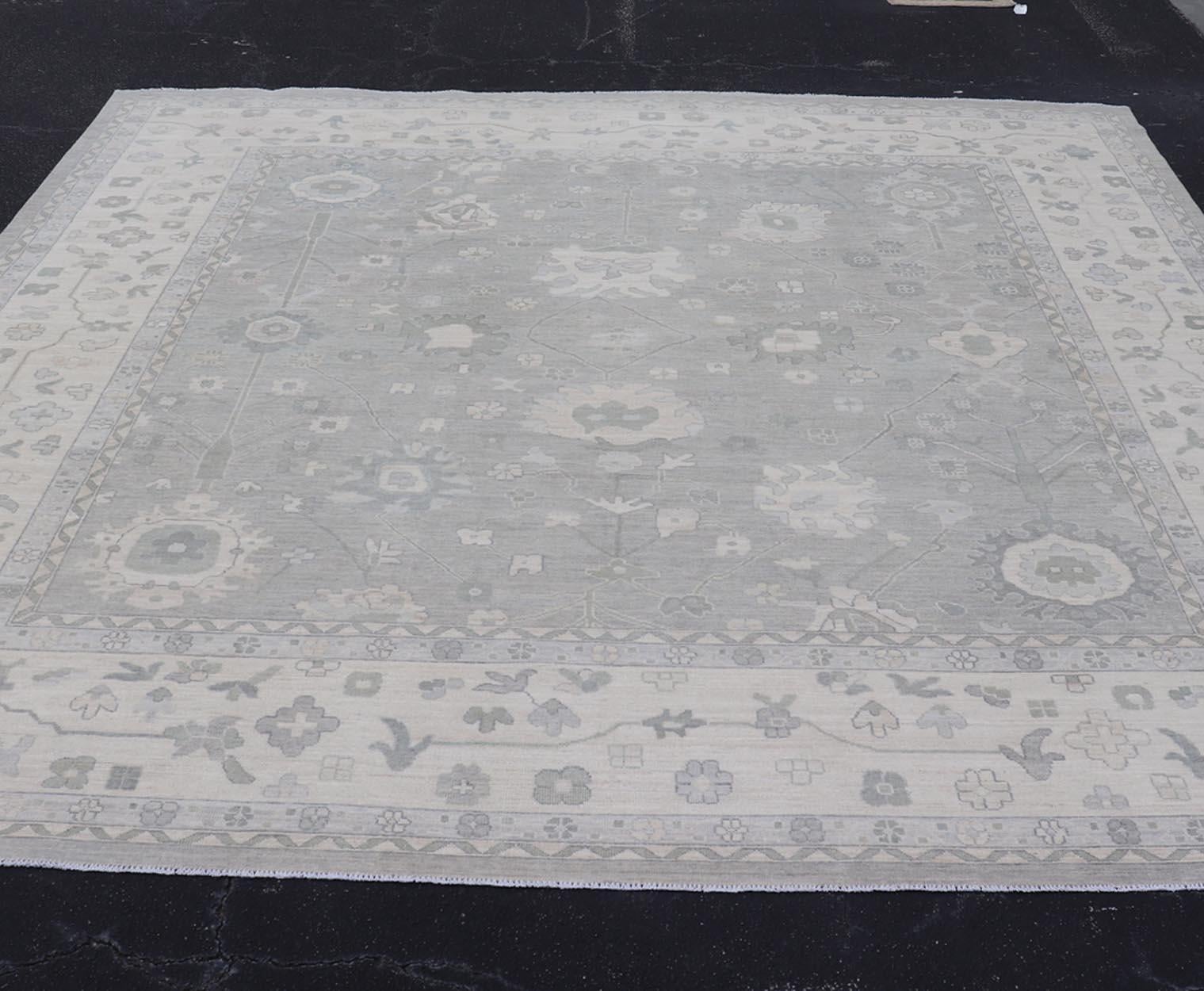 XXI secolo e contemporaneo Tappeto Oushak quadrato in grigio freddo e avorio con raffinato motivo floreale 12'0 x 12'4 in vendita