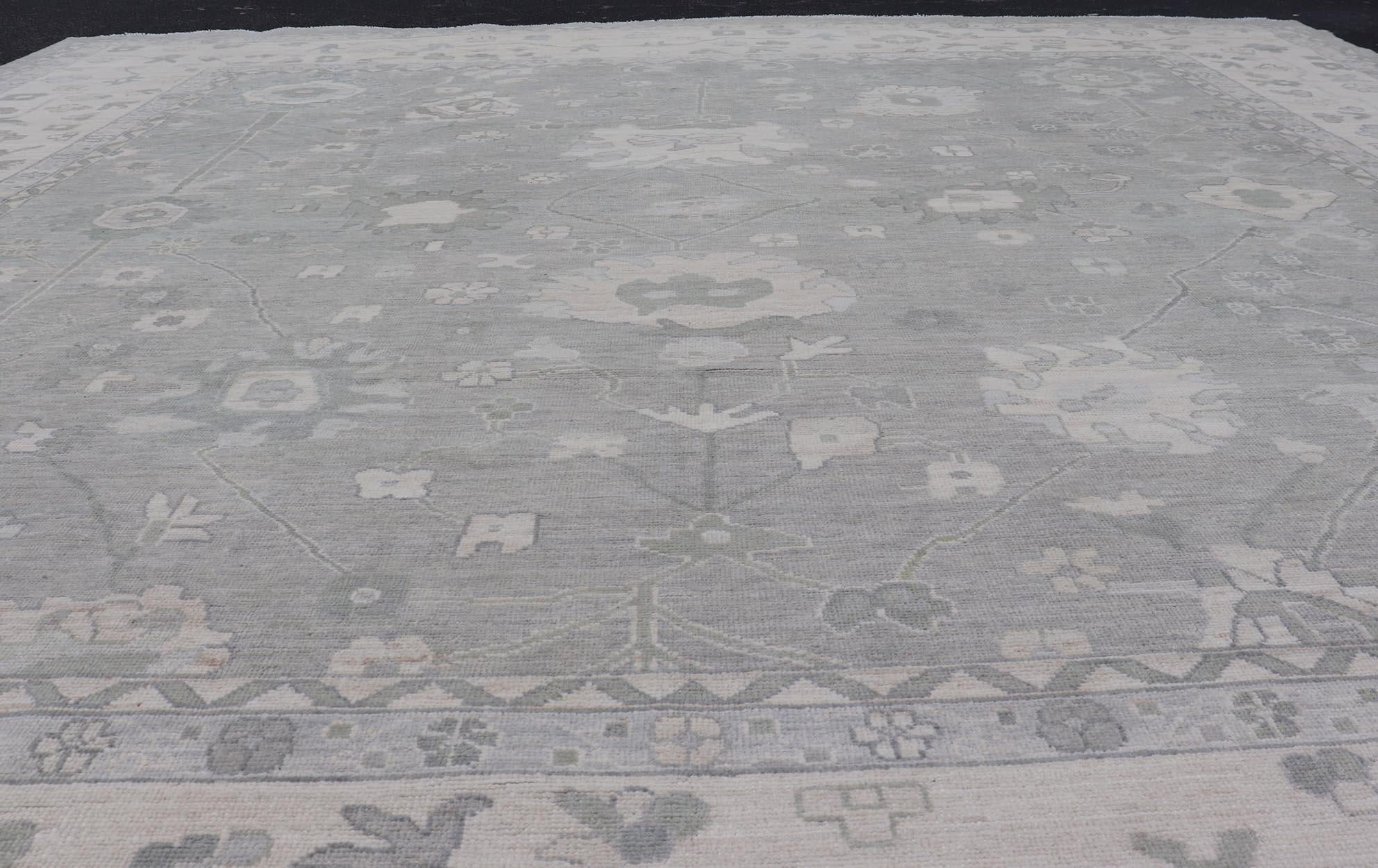 Lana Tappeto Oushak quadrato in grigio freddo e avorio con raffinato motivo floreale 12'0 x 12'4 in vendita