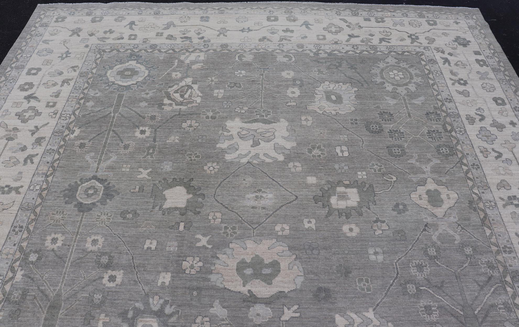 Tappeto Oushak quadrato in grigio freddo e avorio con raffinato motivo floreale 12'0 x 12'4 in vendita 1