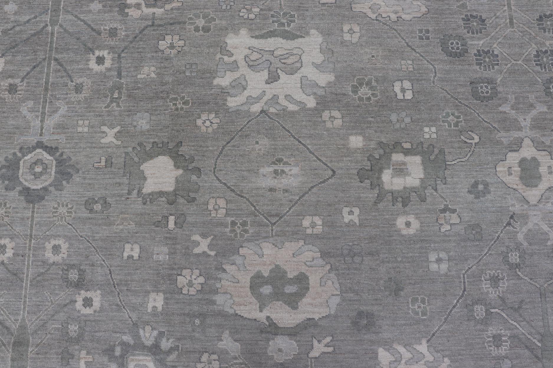 Tappeto Oushak quadrato in grigio freddo e avorio con raffinato motivo floreale 12'0 x 12'4 in vendita 2