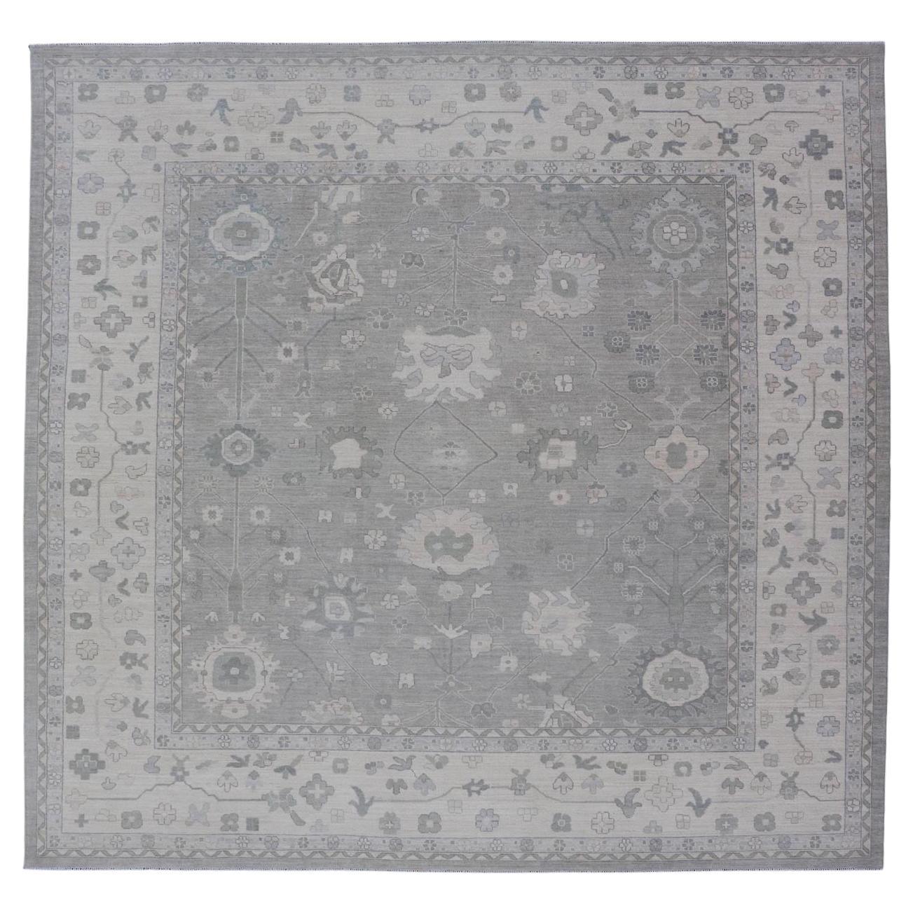 Tappeto Oushak quadrato in grigio freddo e avorio con raffinato motivo floreale 12
0 x 12
4 in vendita