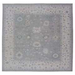 Quadratischer Oushak-Teppich in kühlem Grau und Elfenbein mit raffiniertem Allover-Floral 12
0 x 12
4