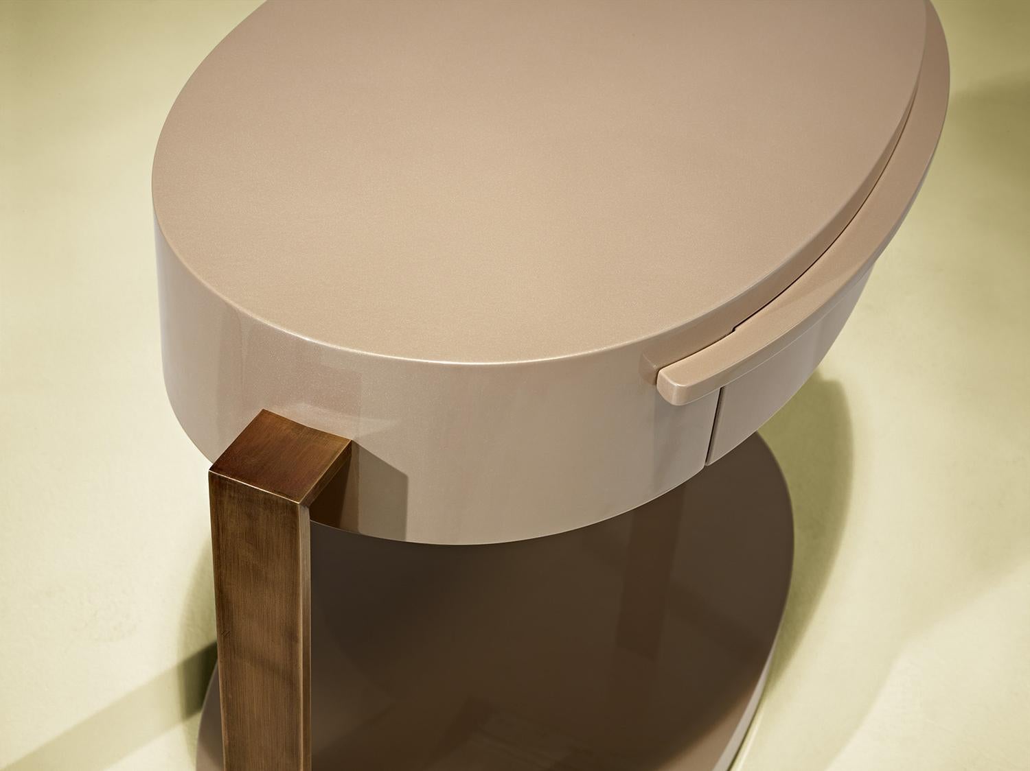 Ovaler, quadratischer, zeitgenössischer und anpassbarer Auflagetisch mit einer Schublade (Europäisch) im Angebot