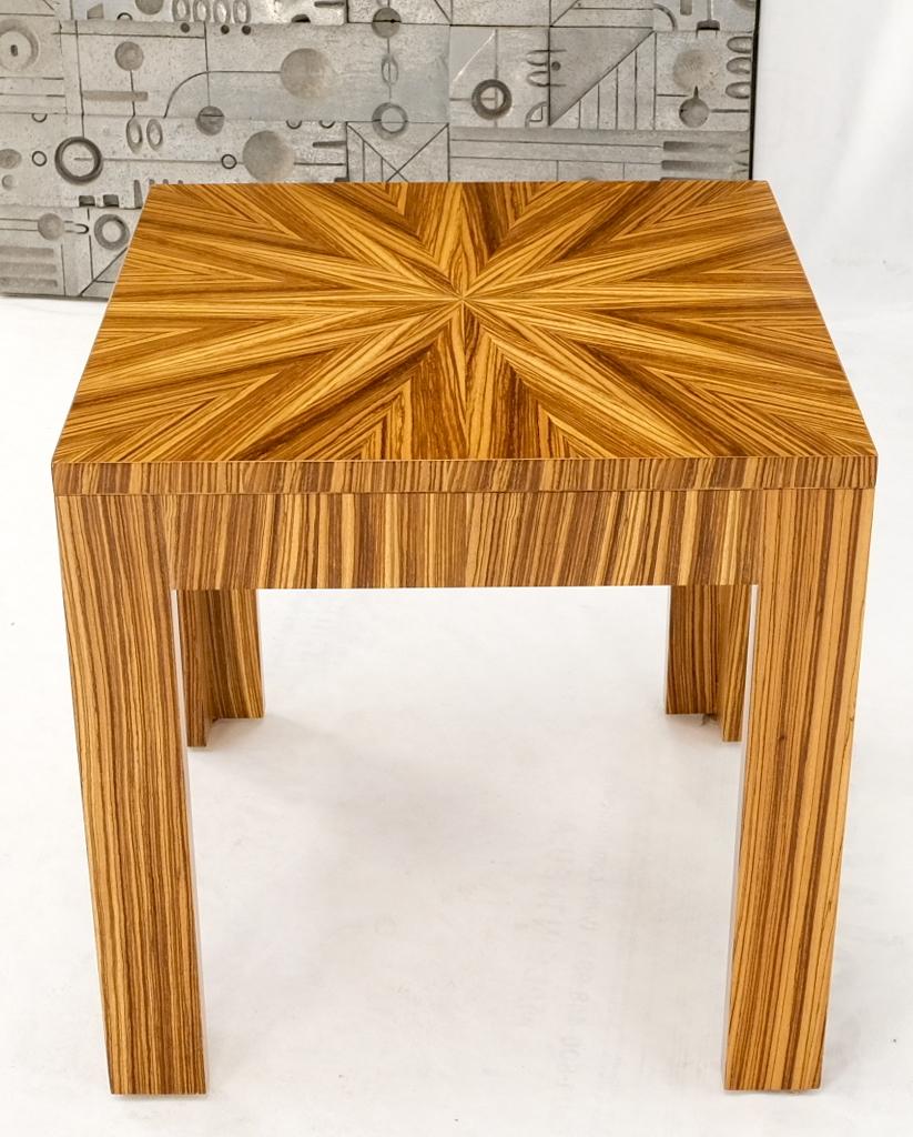 Table d'appoint carrée de style Parsons en bois zébré avec incrustation de rayons de soleil.