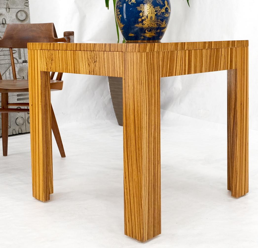 Mid-Century Modern Table d'appoint carrée en bois zébré incrusté Sunburst de style Parsons pour lampe d'appoint  en vente