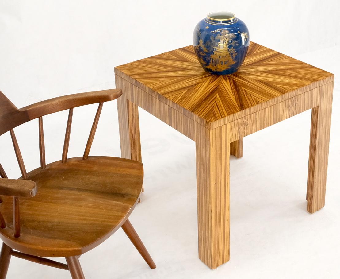 Américain Table d'appoint carrée en bois zébré incrusté Sunburst de style Parsons pour lampe d'appoint  en vente