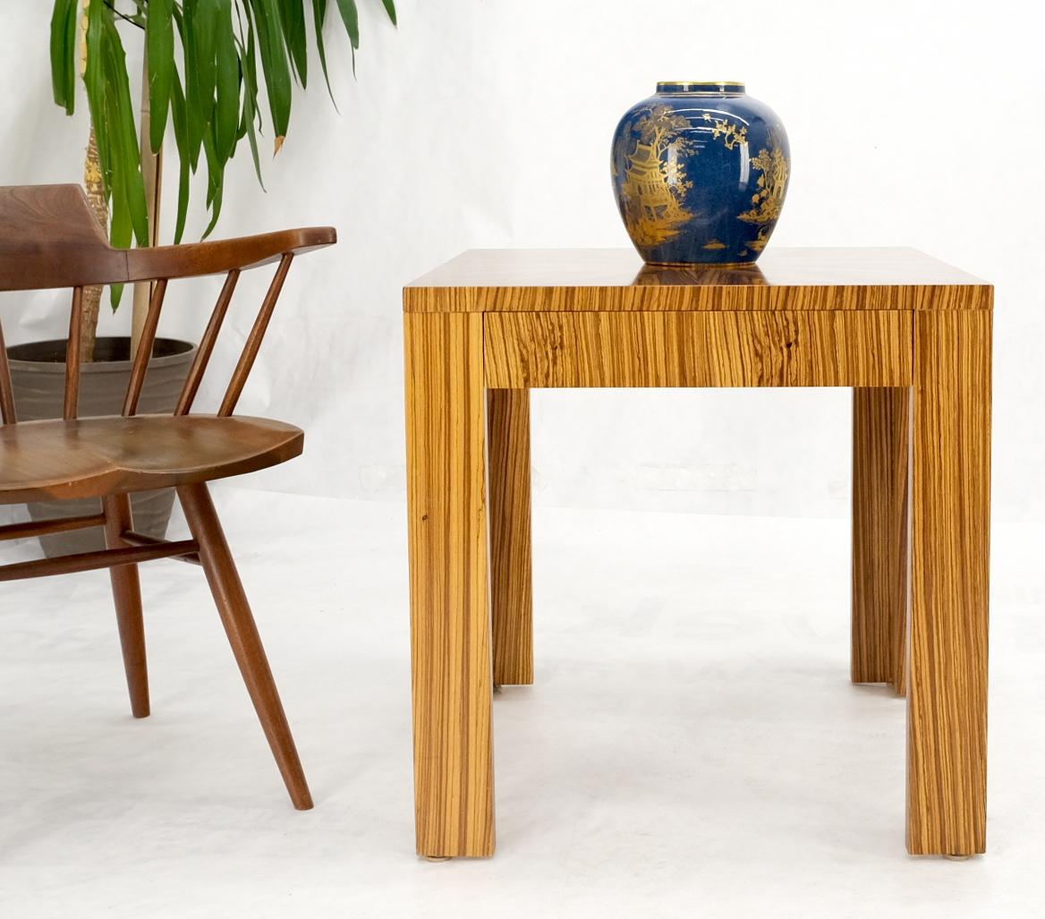Incrusté Table d'appoint carrée en bois zébré incrusté Sunburst de style Parsons pour lampe d'appoint  en vente