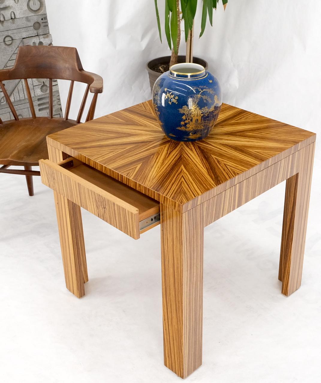 20ième siècle Table d'appoint carrée en bois zébré incrusté Sunburst de style Parsons pour lampe d'appoint  en vente