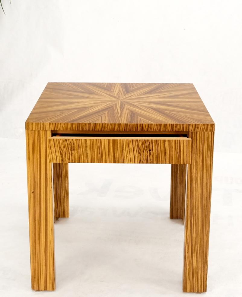 Zébrano Table d'appoint carrée en bois zébré incrusté Sunburst de style Parsons pour lampe d'appoint  en vente