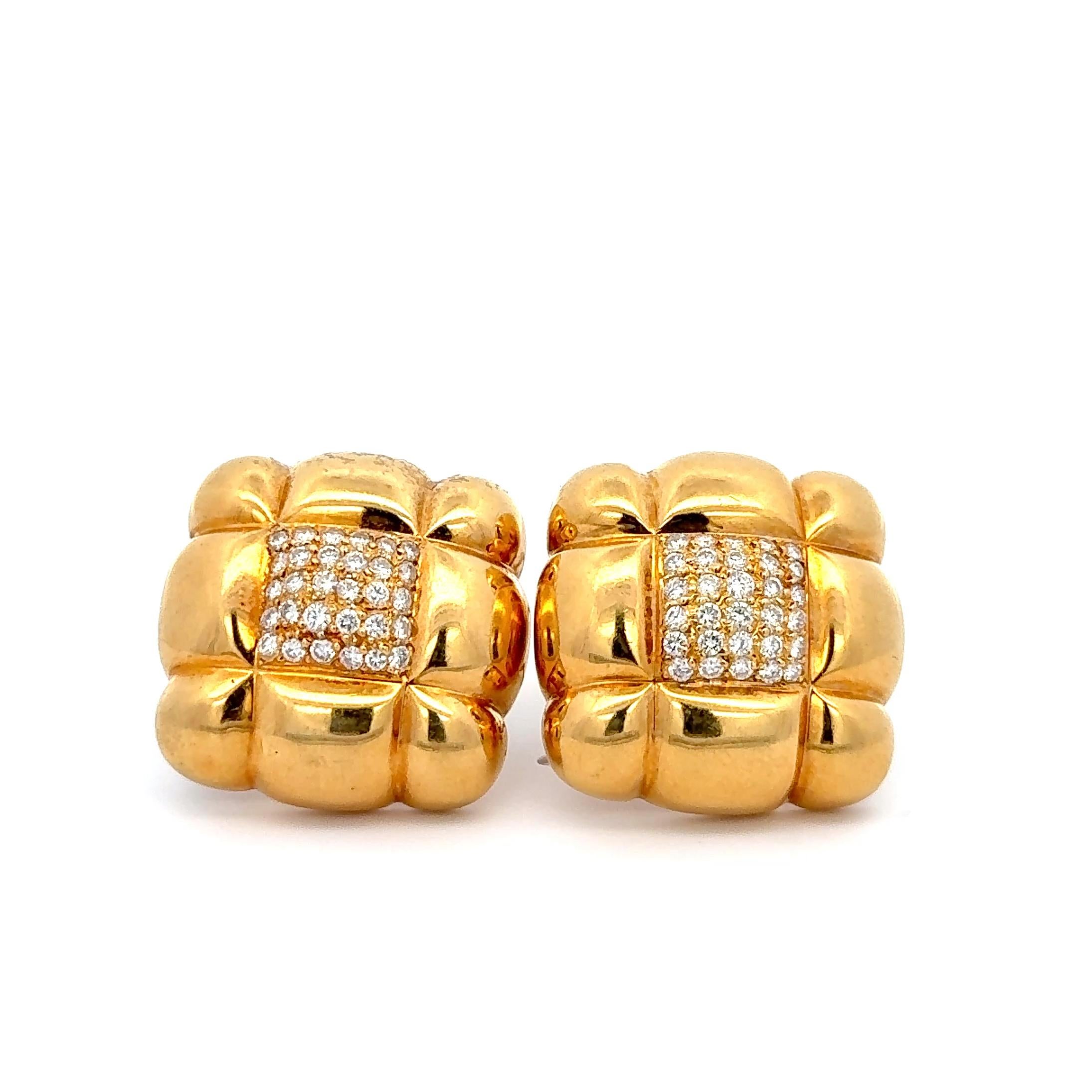 Boucles d'oreilles classiques à clip en or jaune 18 carats, de forme carrée. Les boucles d'oreilles sont ornées de diamants ronds brillants sertis en pavé. Ils mesurent environ 1 pouce de diamètre et pèsent 23 grammes.