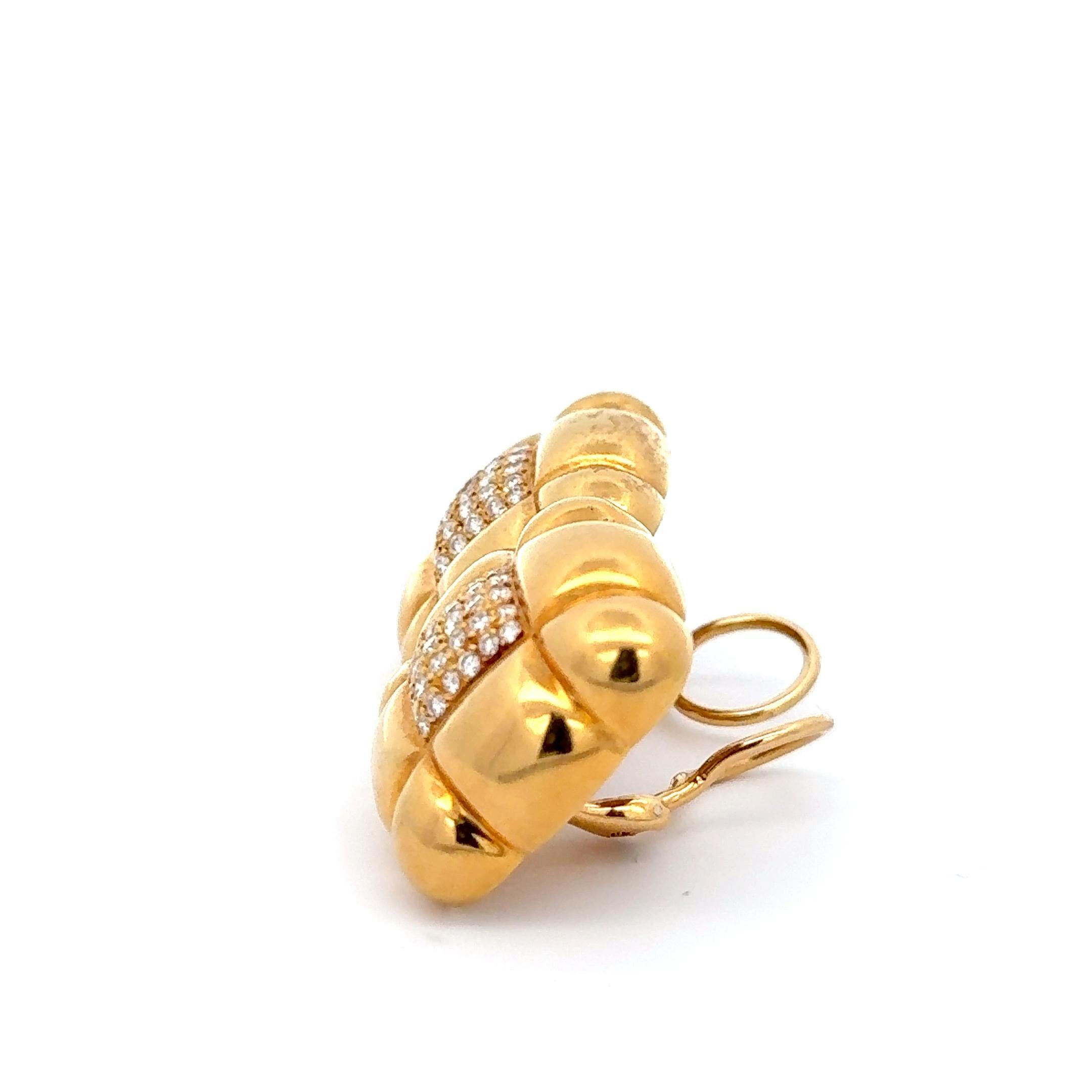 Taille ronde Boucles d'oreilles à clip en or jaune 18K avec diamant carré pavé en vente