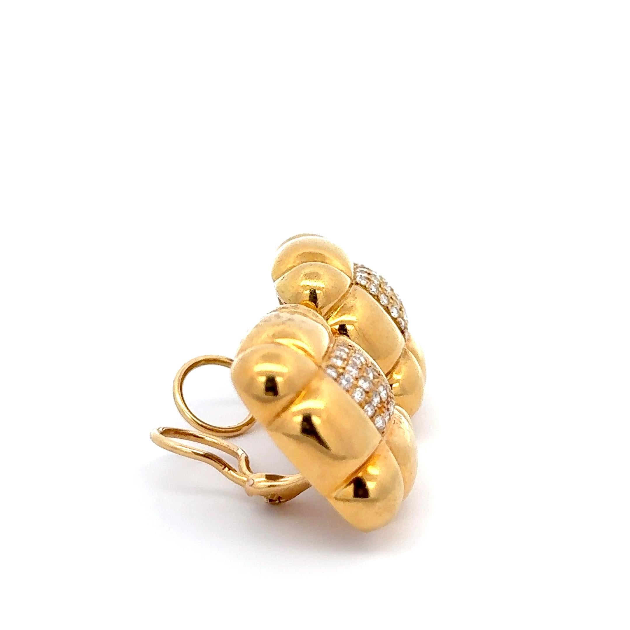 Boucles d'oreilles à clip en or jaune 18K avec diamant carré pavé Bon état - En vente à Dallas, TX