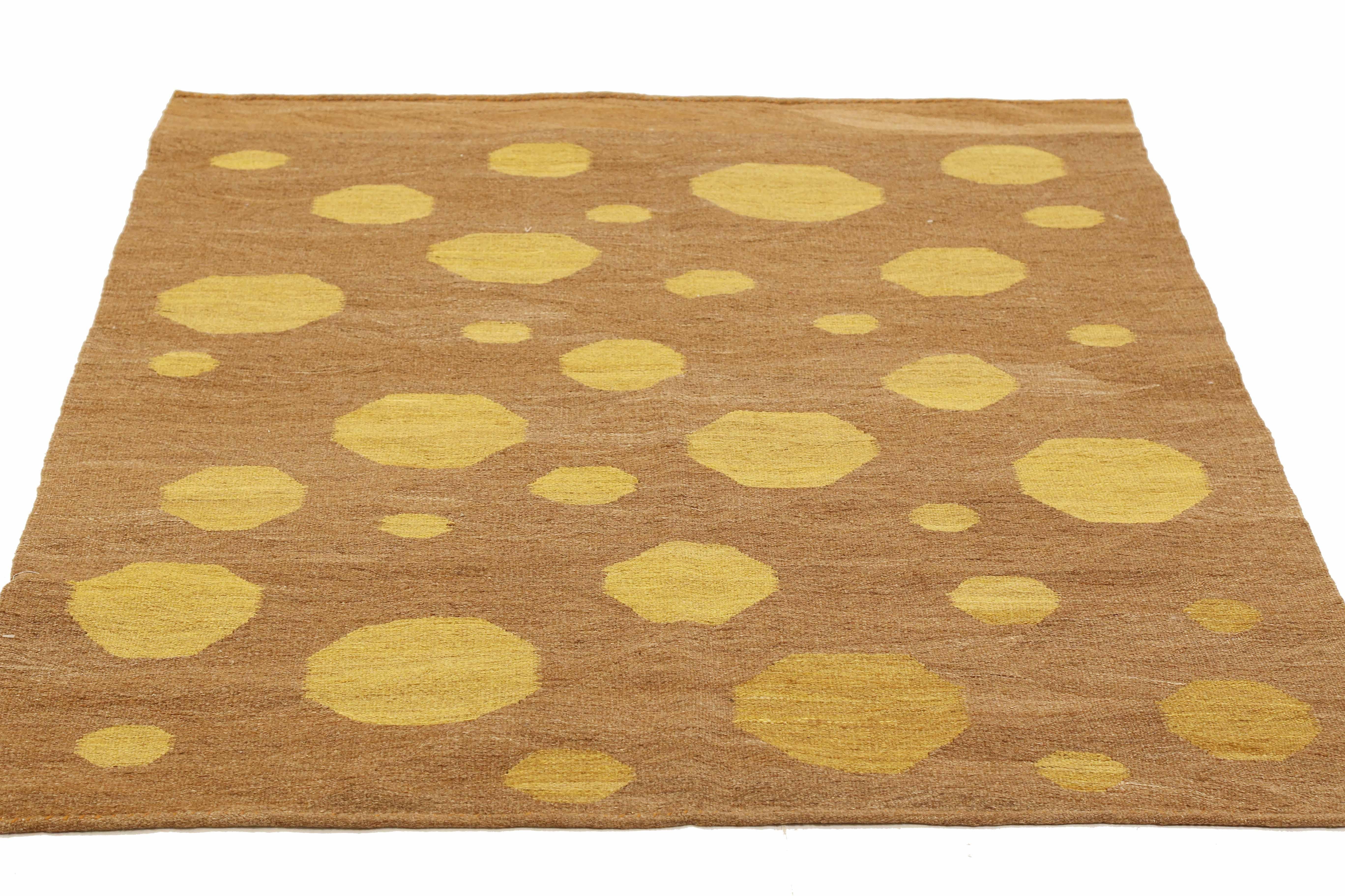 Tapis persan moderne tissé à la main à partir de la meilleure laine de mouton et coloré avec des teintures végétales entièrement naturelles, sans danger pour les humains et les animaux domestiques. Il s'agit d'un motif Kilim traditionnel à tissage